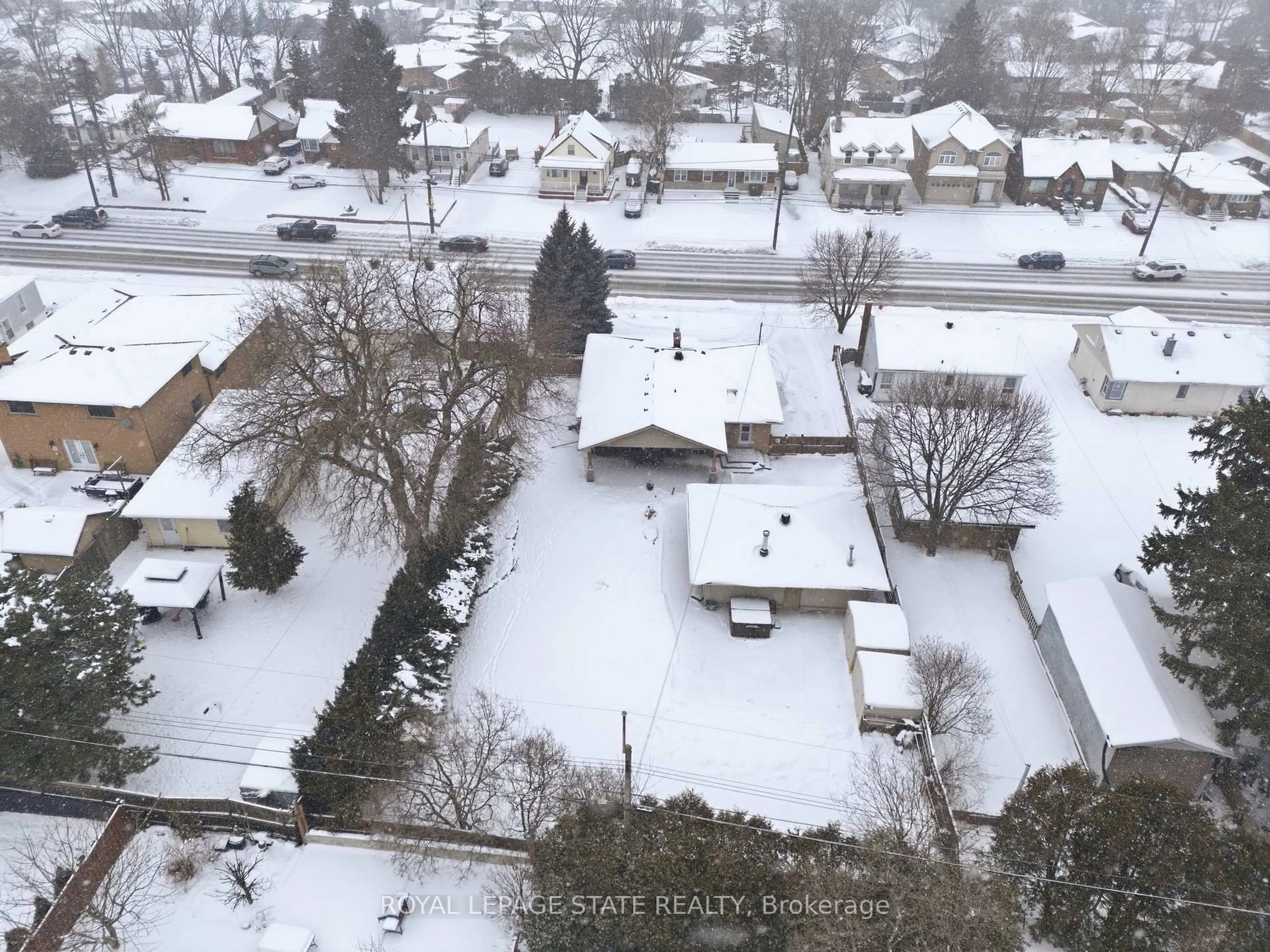 A pic from outside/outdoor area/front of a property/back of a property/a pic from drone, street for 473 Mohawk Rd, Hamilton Ontario L9C 1X3