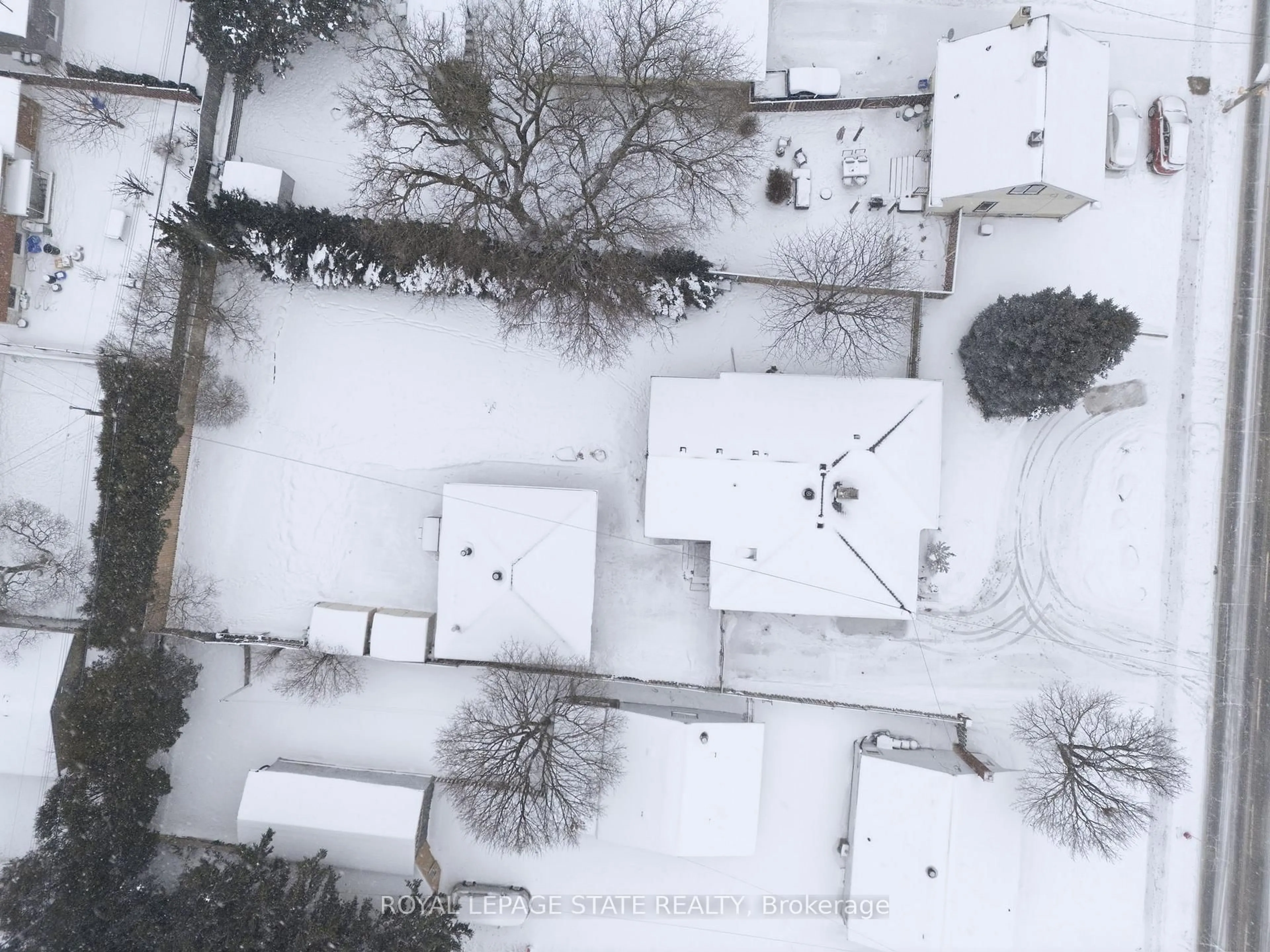 A pic from outside/outdoor area/front of a property/back of a property/a pic from drone, street for 473 Mohawk Rd, Hamilton Ontario L9C 1X3