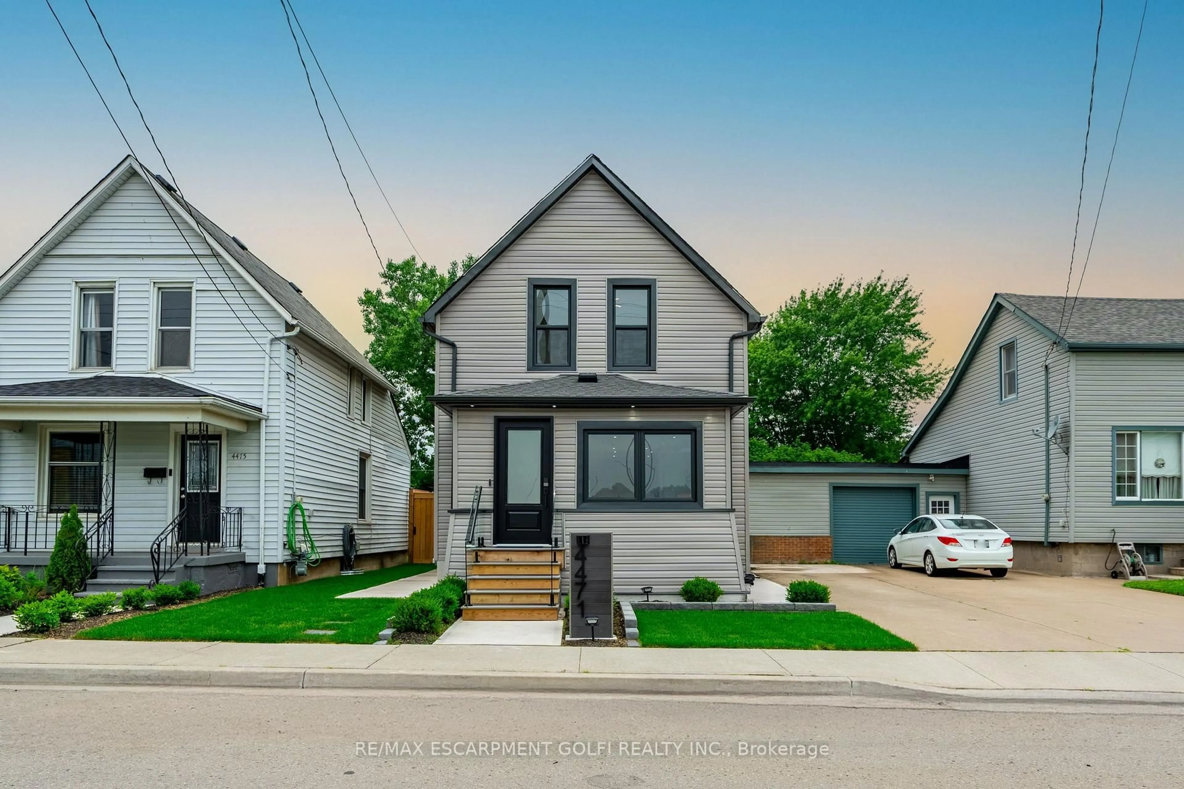 Home with vinyl exterior material, street for 4471 First Ave, Niagara Falls Ontario L2E 4G1