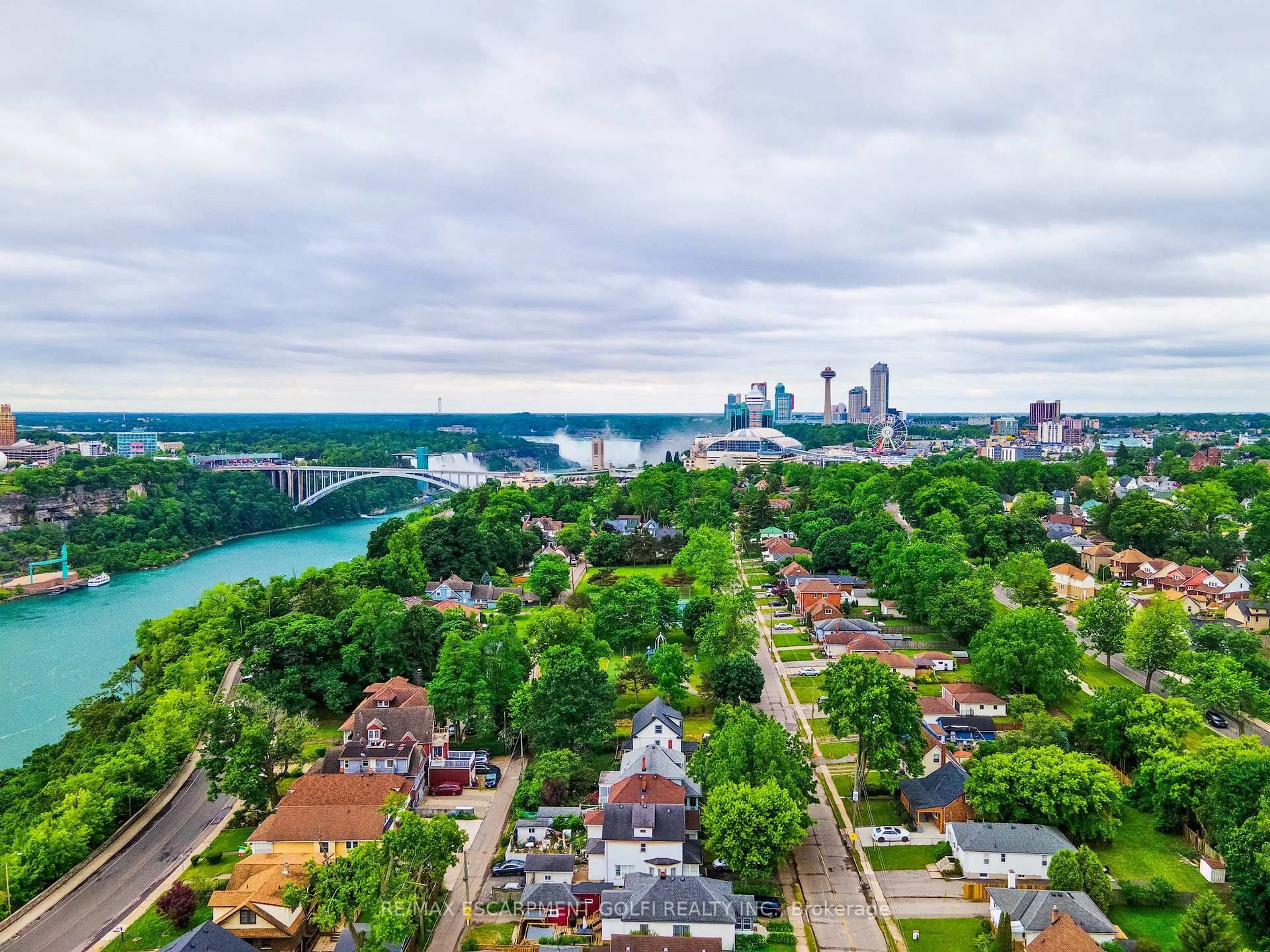 A pic from outside/outdoor area/front of a property/back of a property/a pic from drone, water/lake/river/ocean view for 4471 First Ave, Niagara Falls Ontario L2E 4G1