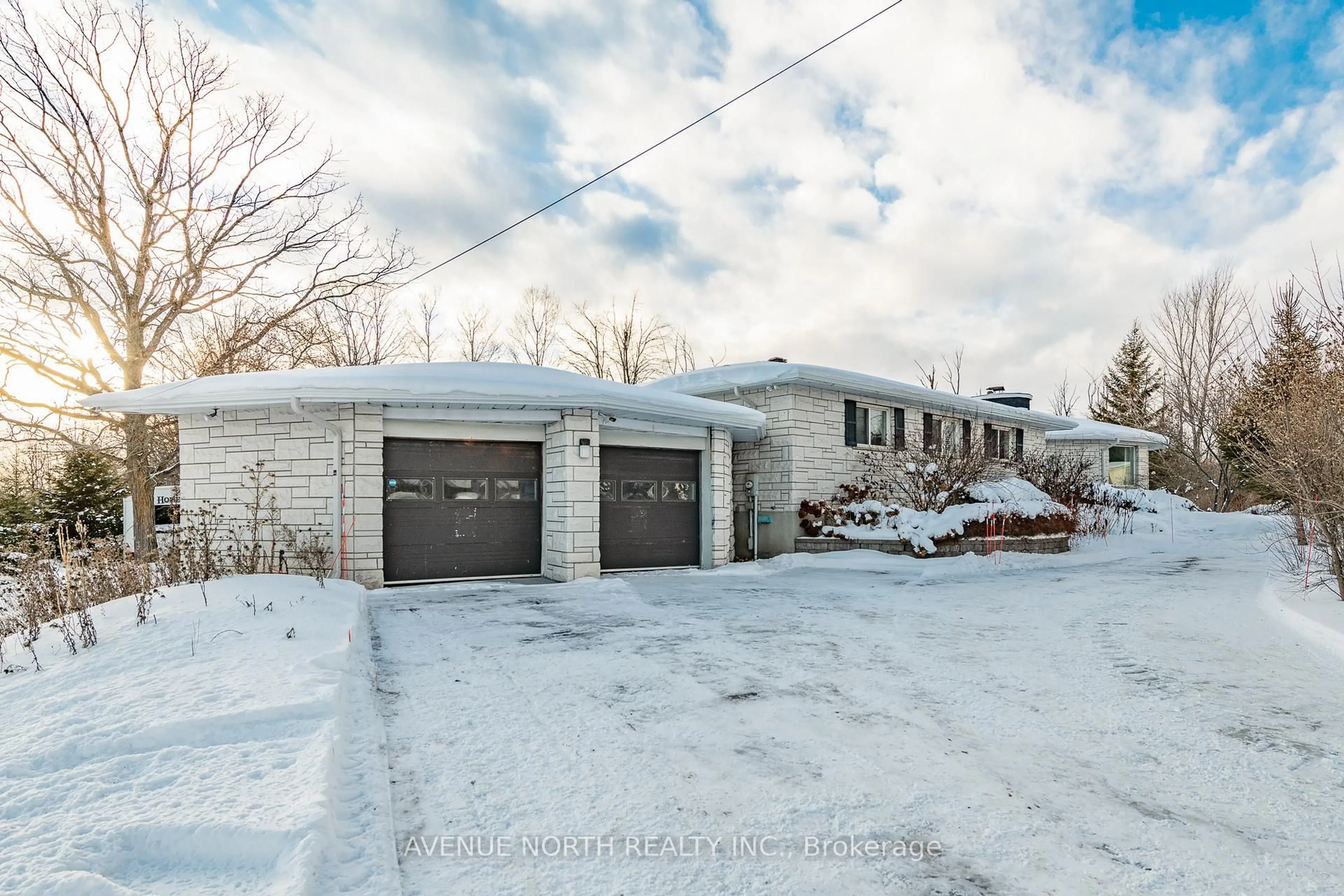A pic from outside/outdoor area/front of a property/back of a property/a pic from drone, street for 6974 Bank St, Metcalfe Ontario K0A 2P0