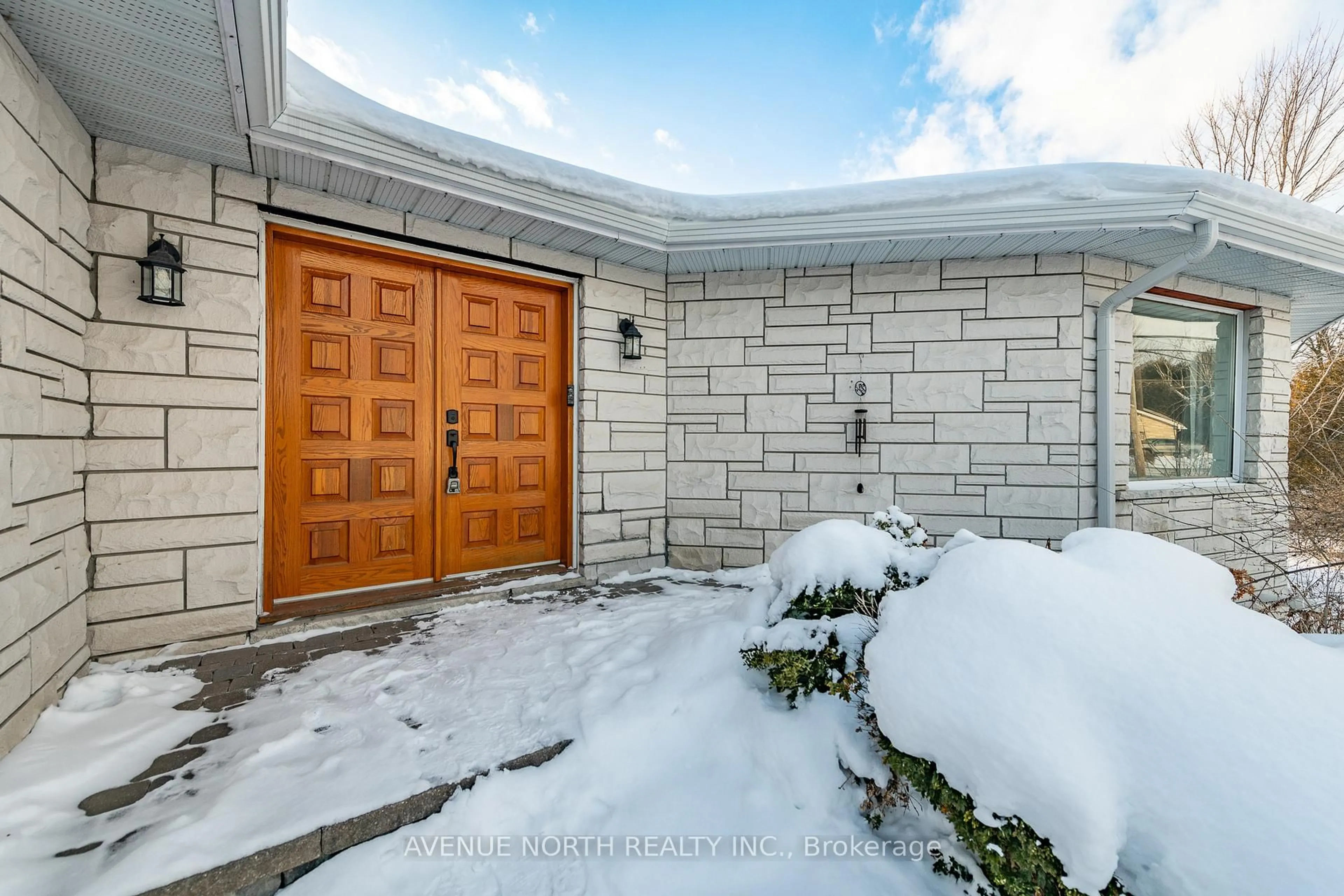 Indoor entryway for 6974 Bank St, Metcalfe Ontario K0A 2P0