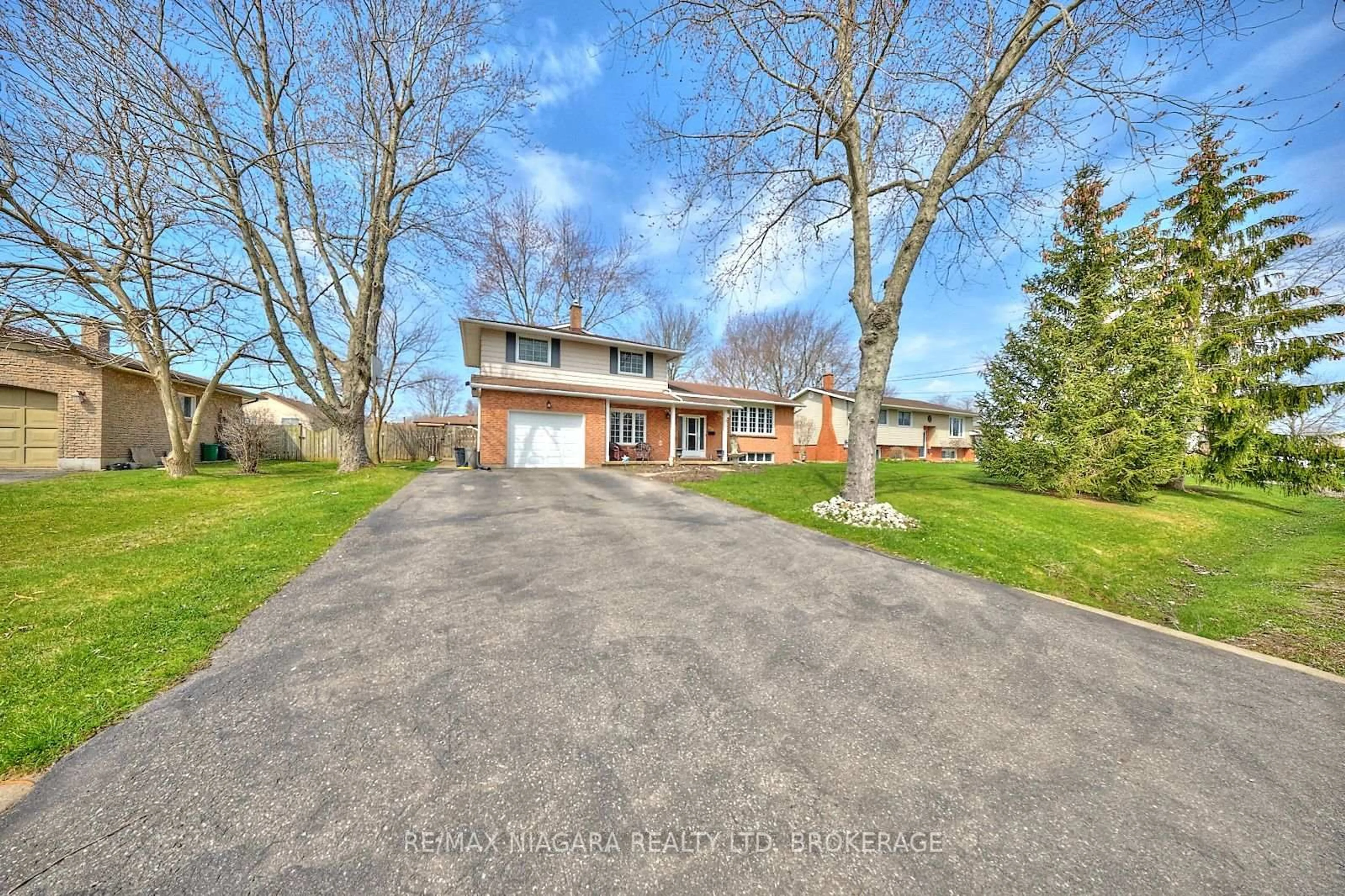 A pic from outside/outdoor area/front of a property/back of a property/a pic from drone, street for 953 Grandview Rd, Fort Erie Ontario L2A 5R4