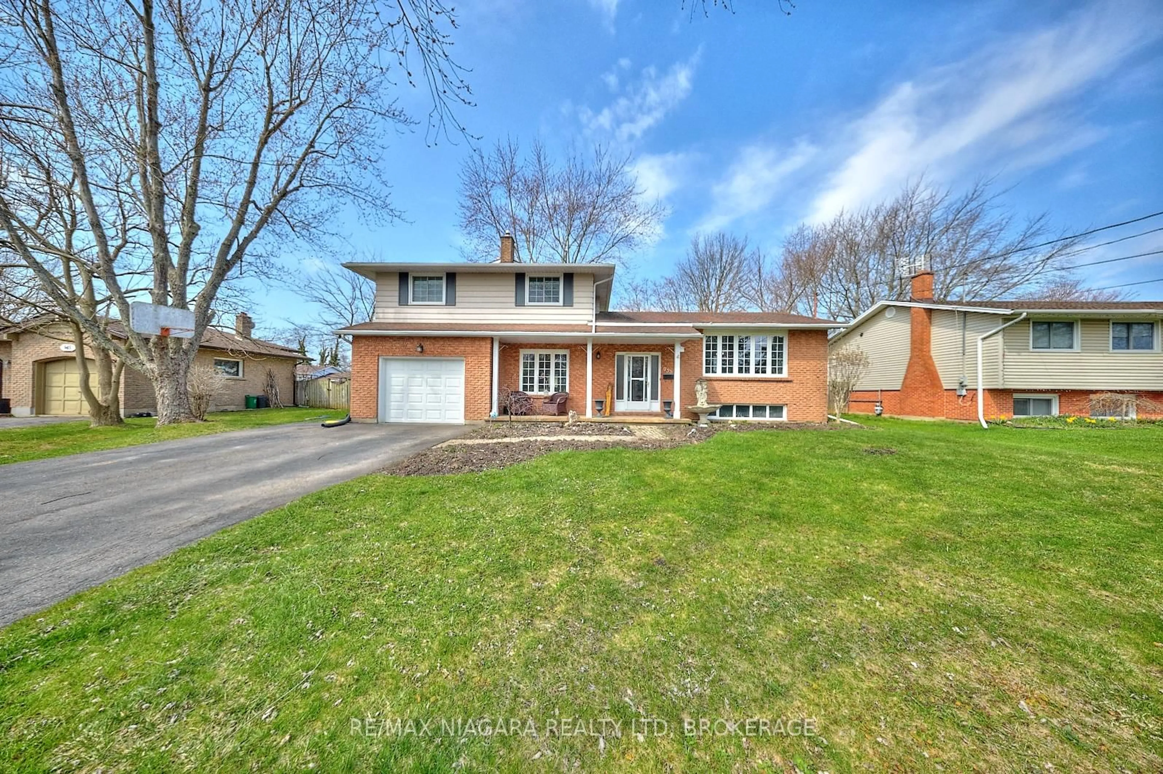 Home with brick exterior material, street for 953 Grandview Rd, Fort Erie Ontario L2A 5R4