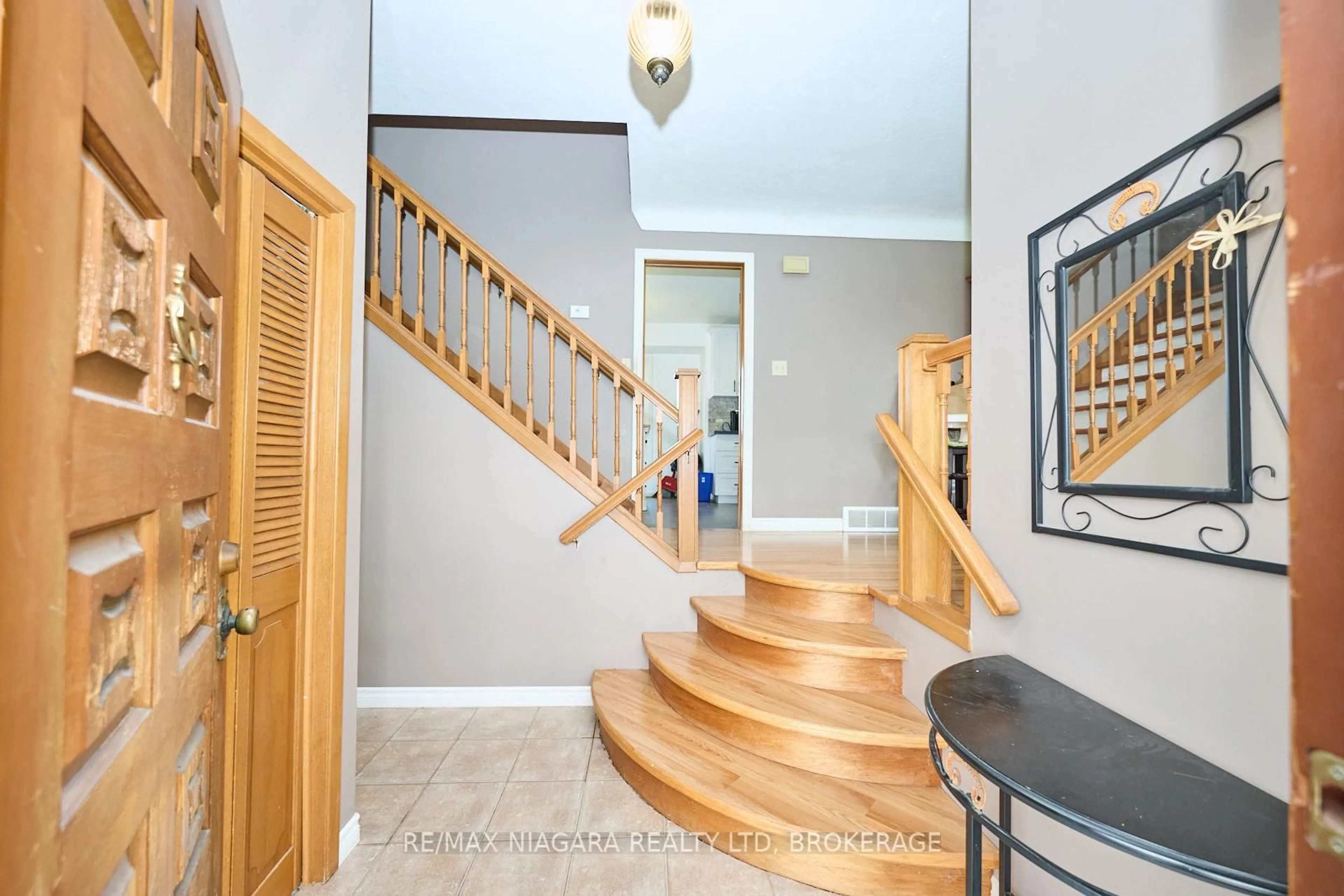 Indoor foyer for 953 Grandview Rd, Fort Erie Ontario L2A 5R4