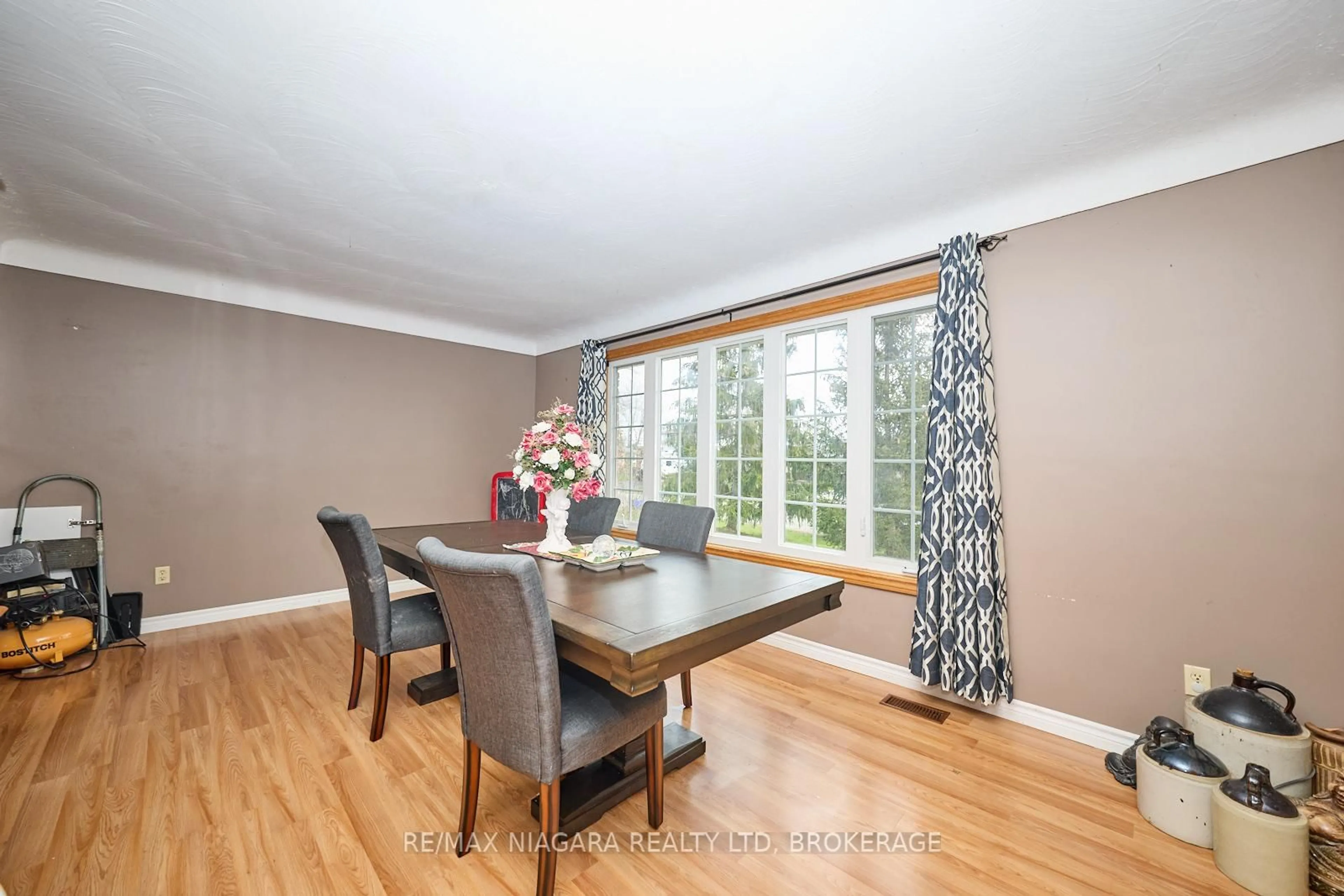 Dining room, wood/laminate floor for 953 Grandview Rd, Fort Erie Ontario L2A 5R4