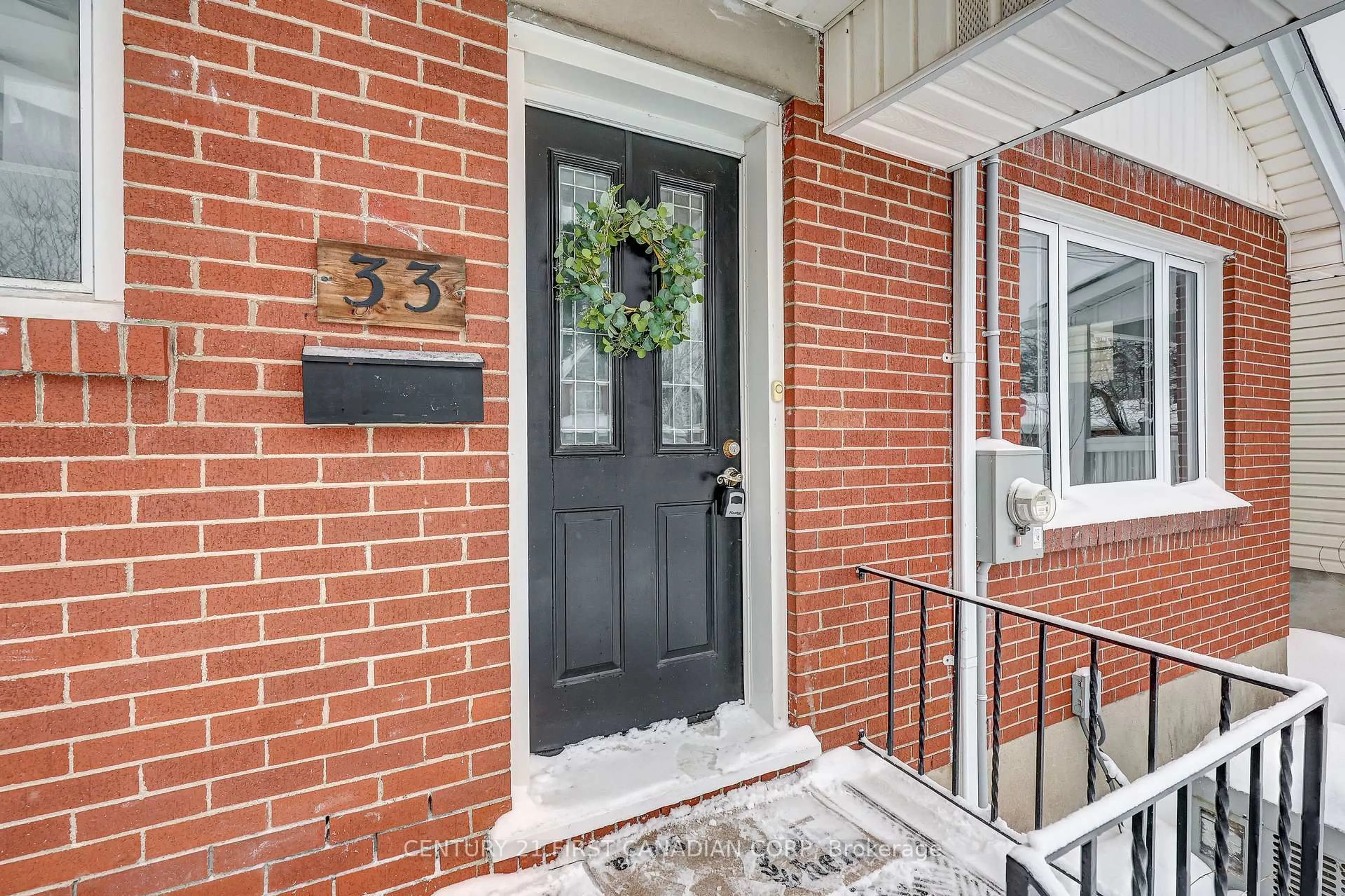 Indoor entryway for 33 BEATTIE Ave, London East Ontario N5W 2N9