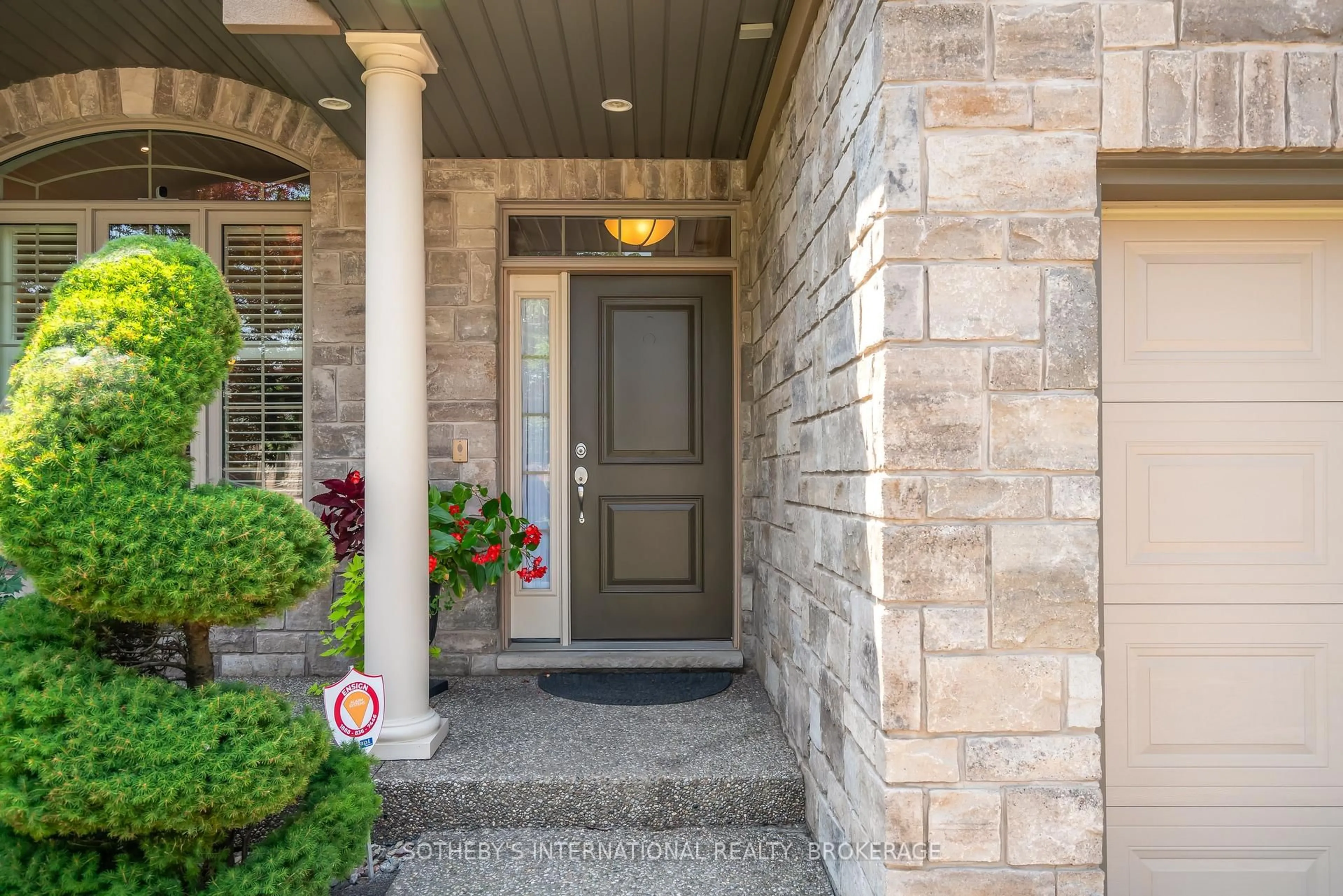 Indoor entryway for 8548 Forestview Blvd, Niagara Falls Ontario L2H 0B2