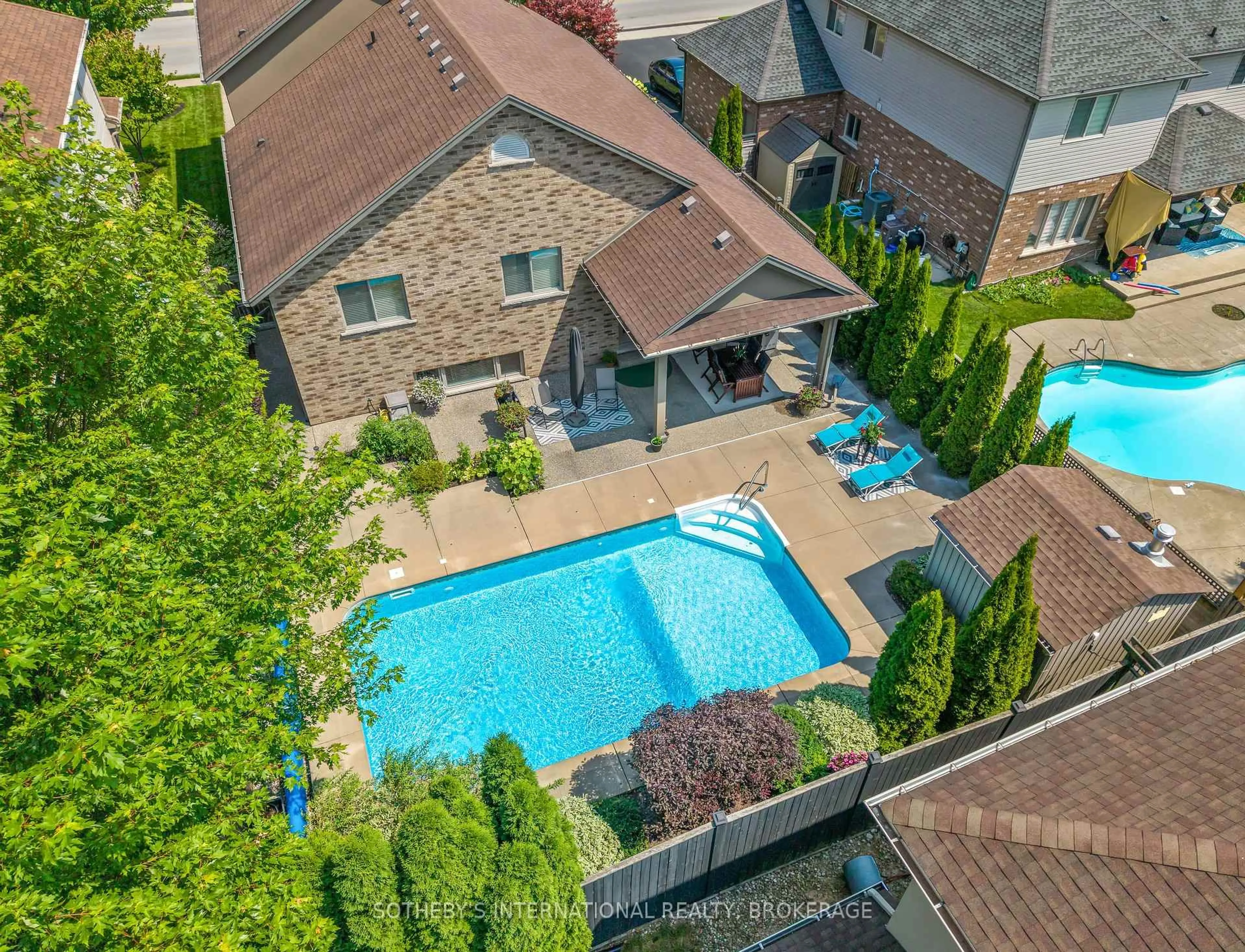 A pic from outside/outdoor area/front of a property/back of a property/a pic from drone, city buildings view from balcony for 8548 Forestview Blvd, Niagara Falls Ontario L2H 0B2