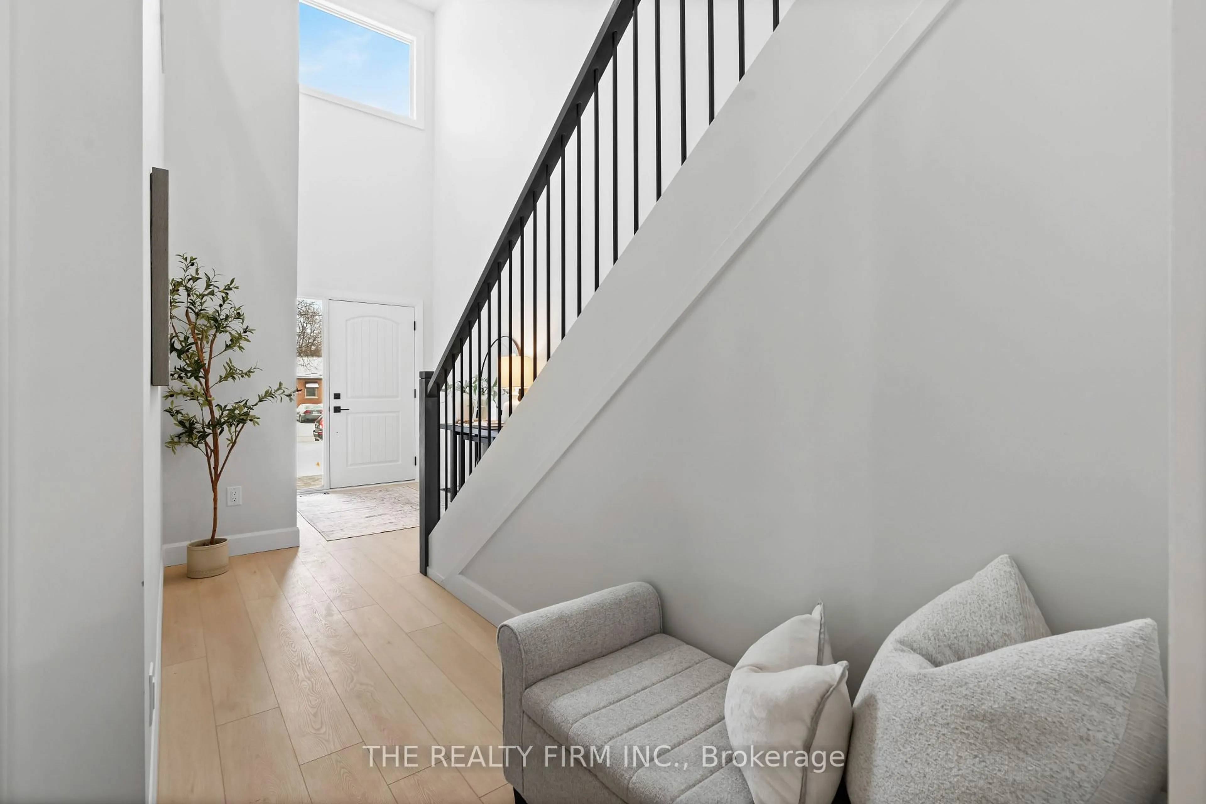 Indoor entryway for 1037 Willow Dr, London South Ontario N6E 1P4