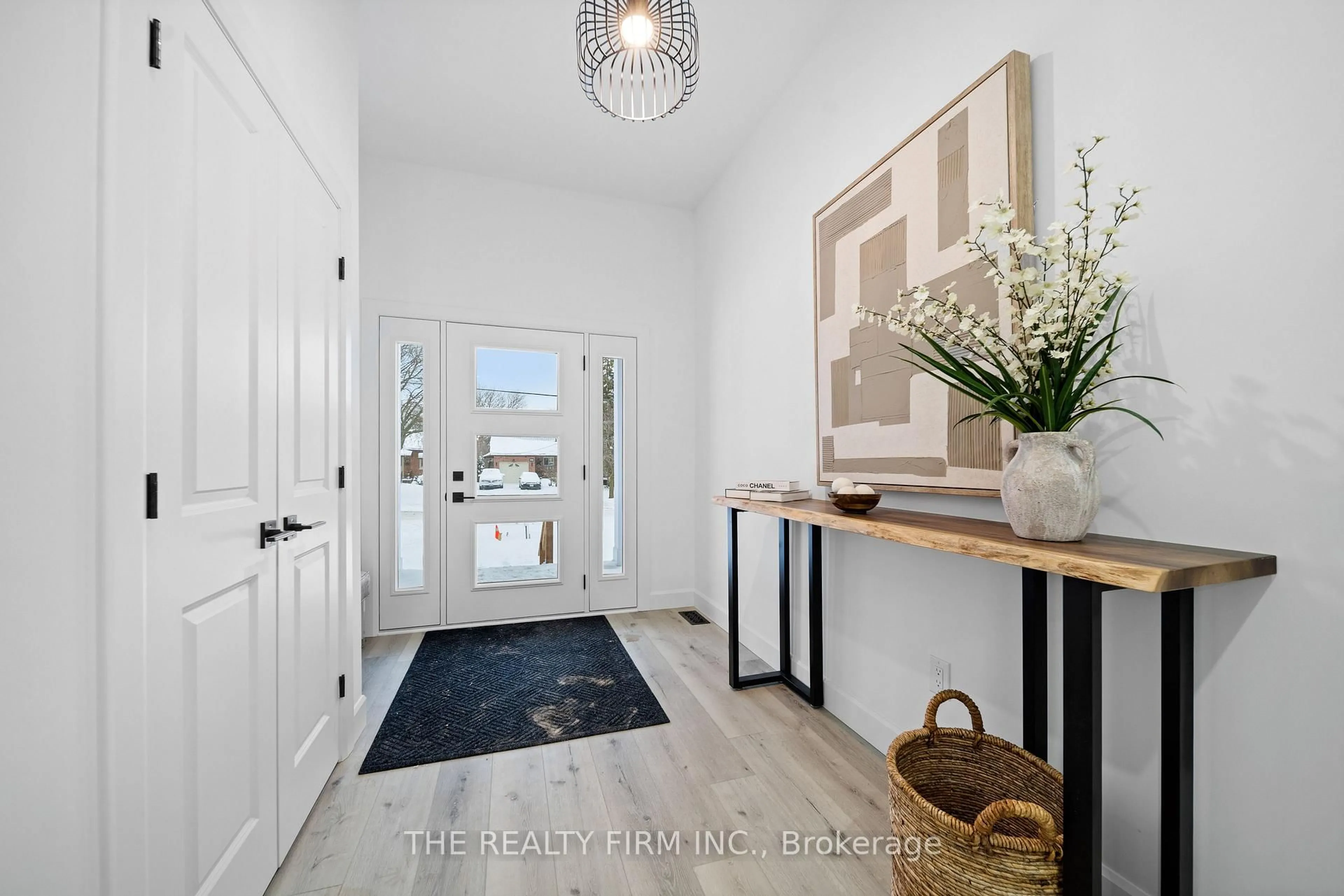 Indoor entryway for 1041 Willow Dr, London South Ontario N6E 1P4