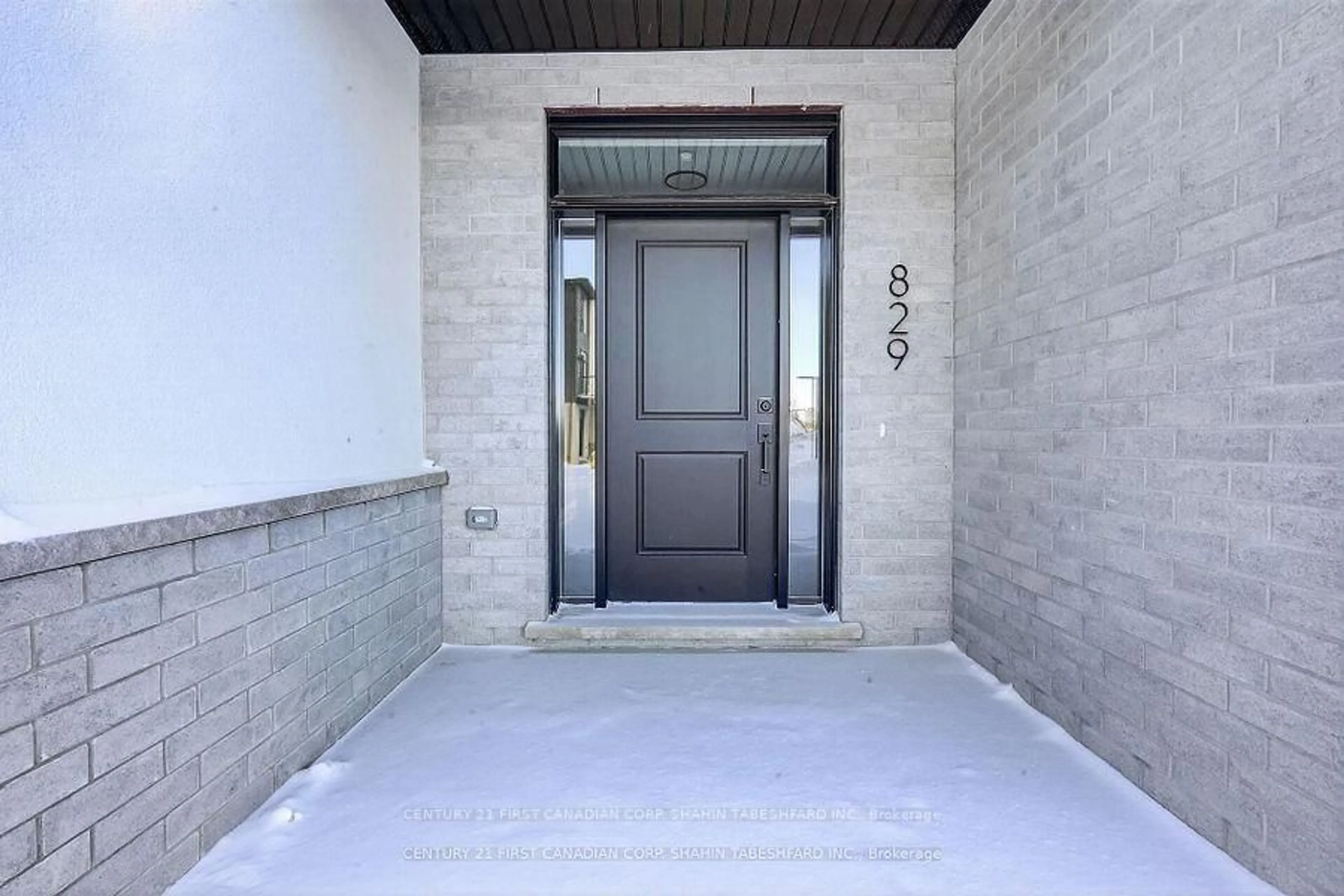 Indoor entryway for 839 Catalpa Sq, London North Ontario N6G 5B1