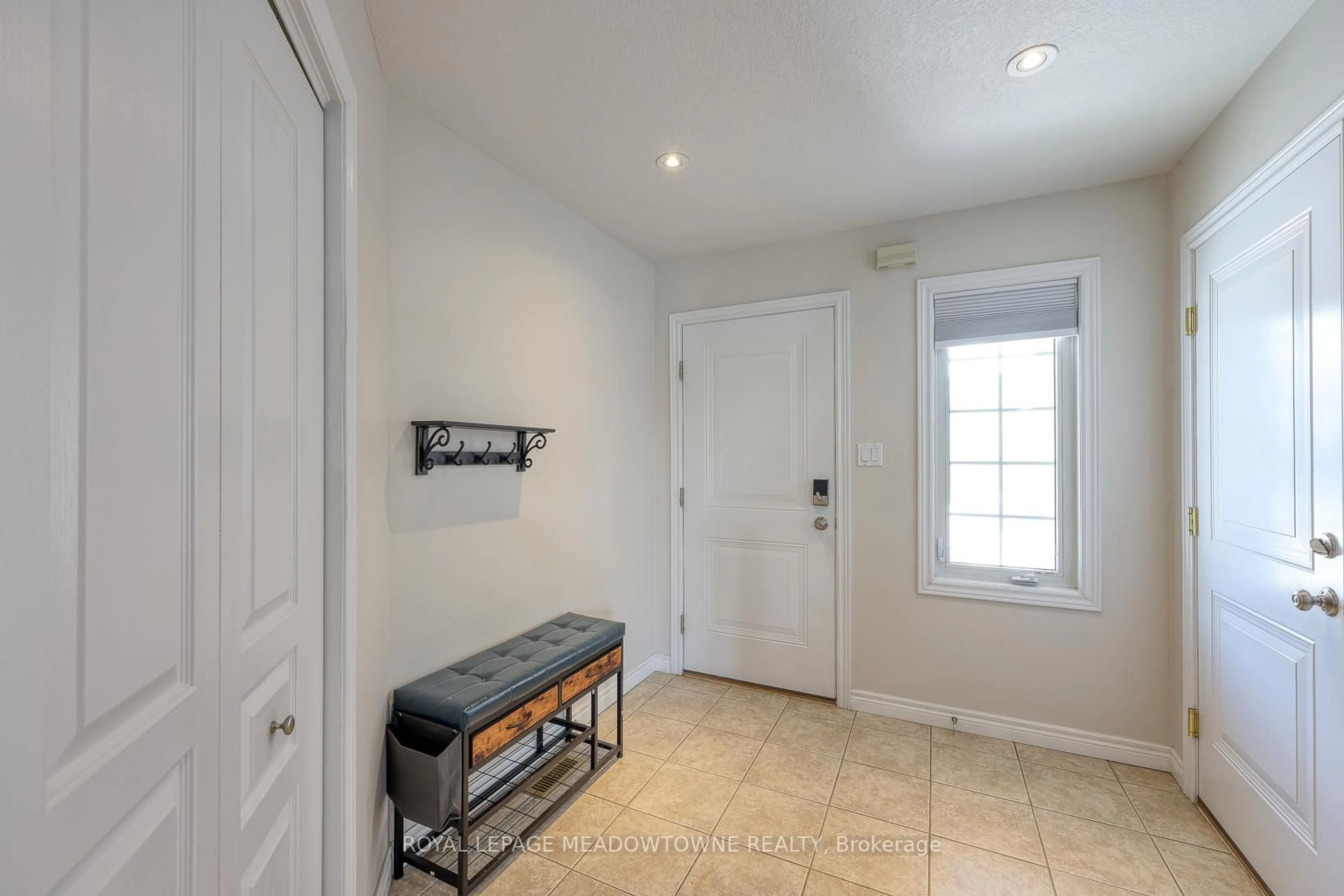 Indoor entryway for 739 Frontenac Cres, Woodstock Ontario N4V 0B1