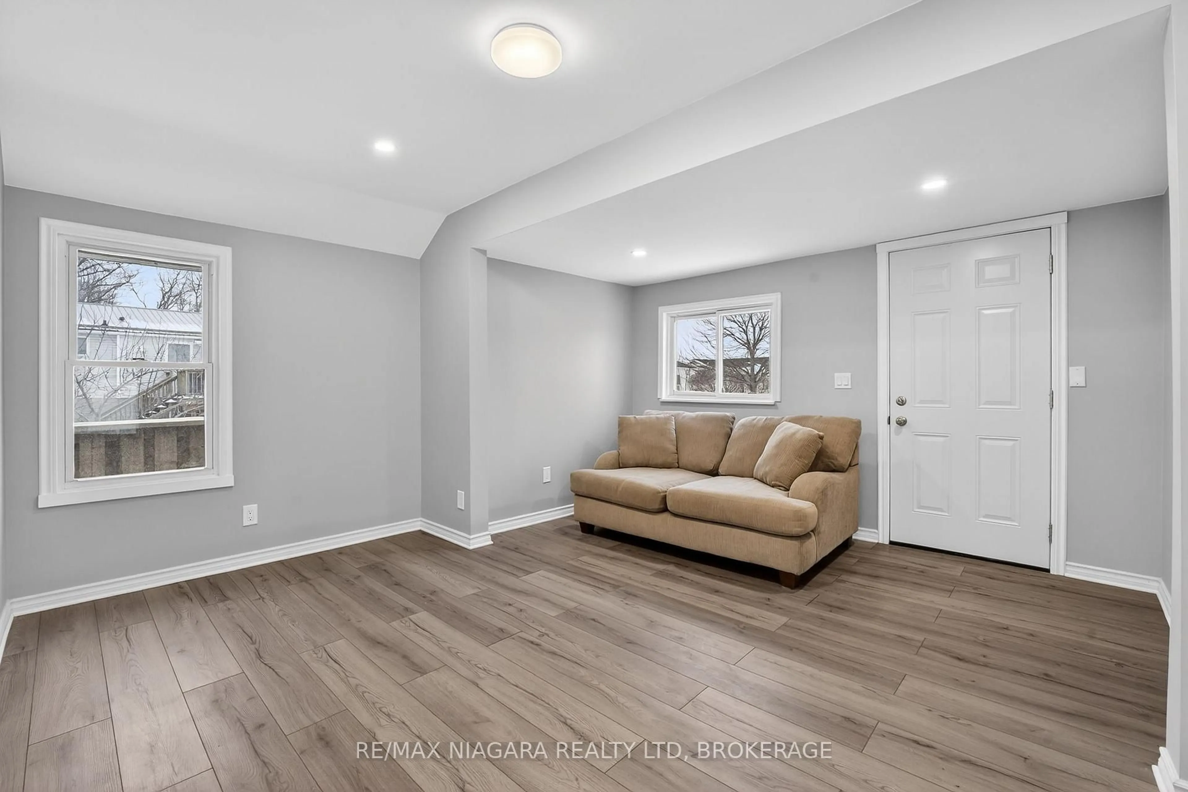 Living room with furniture, unknown for 40 Longtent Ave, Fort Erie Ontario L2A 1E3