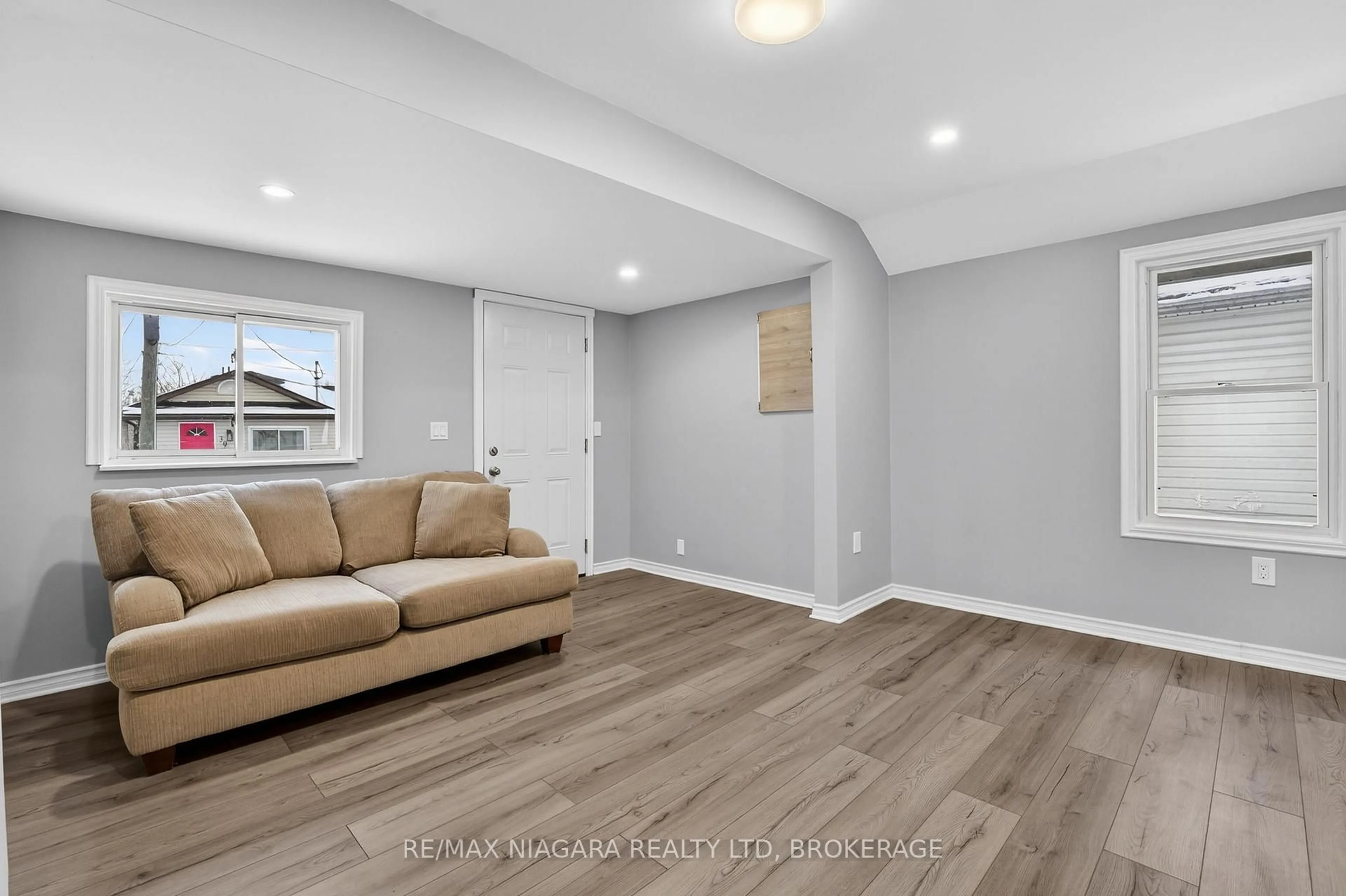 Living room with furniture, unknown for 40 Longtent Ave, Fort Erie Ontario L2A 1E3