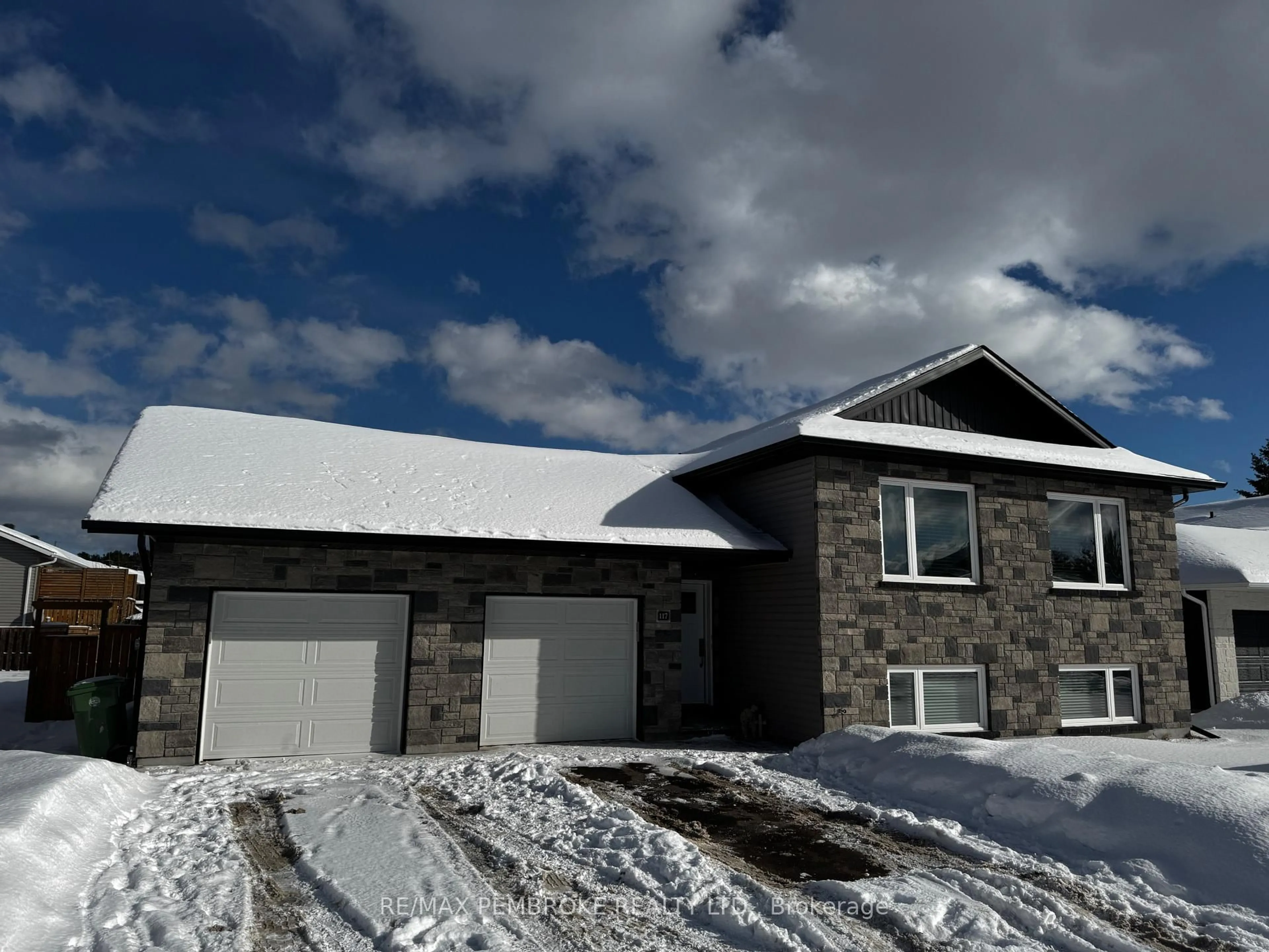 Home with vinyl exterior material, unknown for 117 Chad St, Petawawa Ontario K8H 0G9