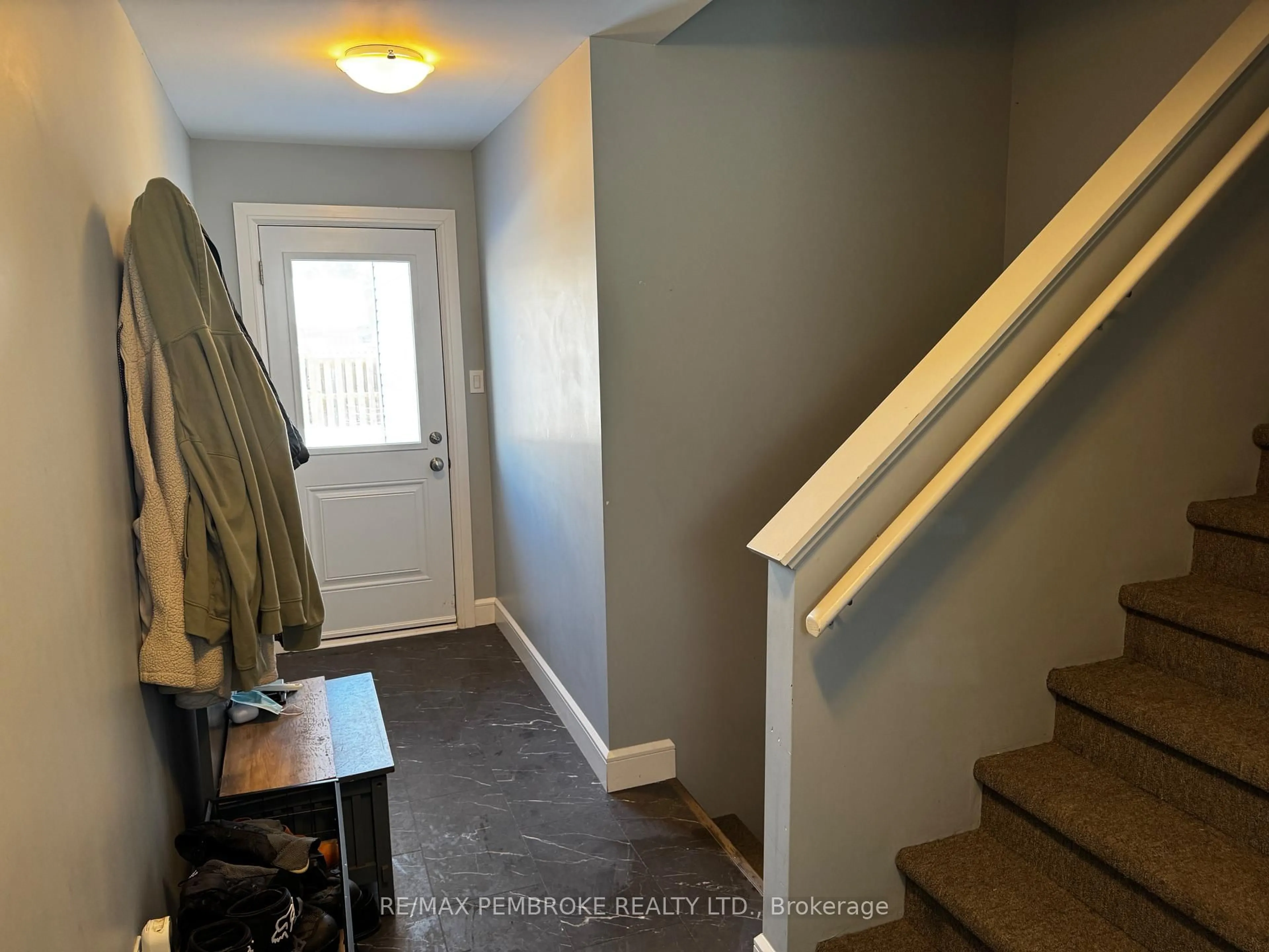 Indoor entryway for 117 Chad St, Petawawa Ontario K8H 0G9