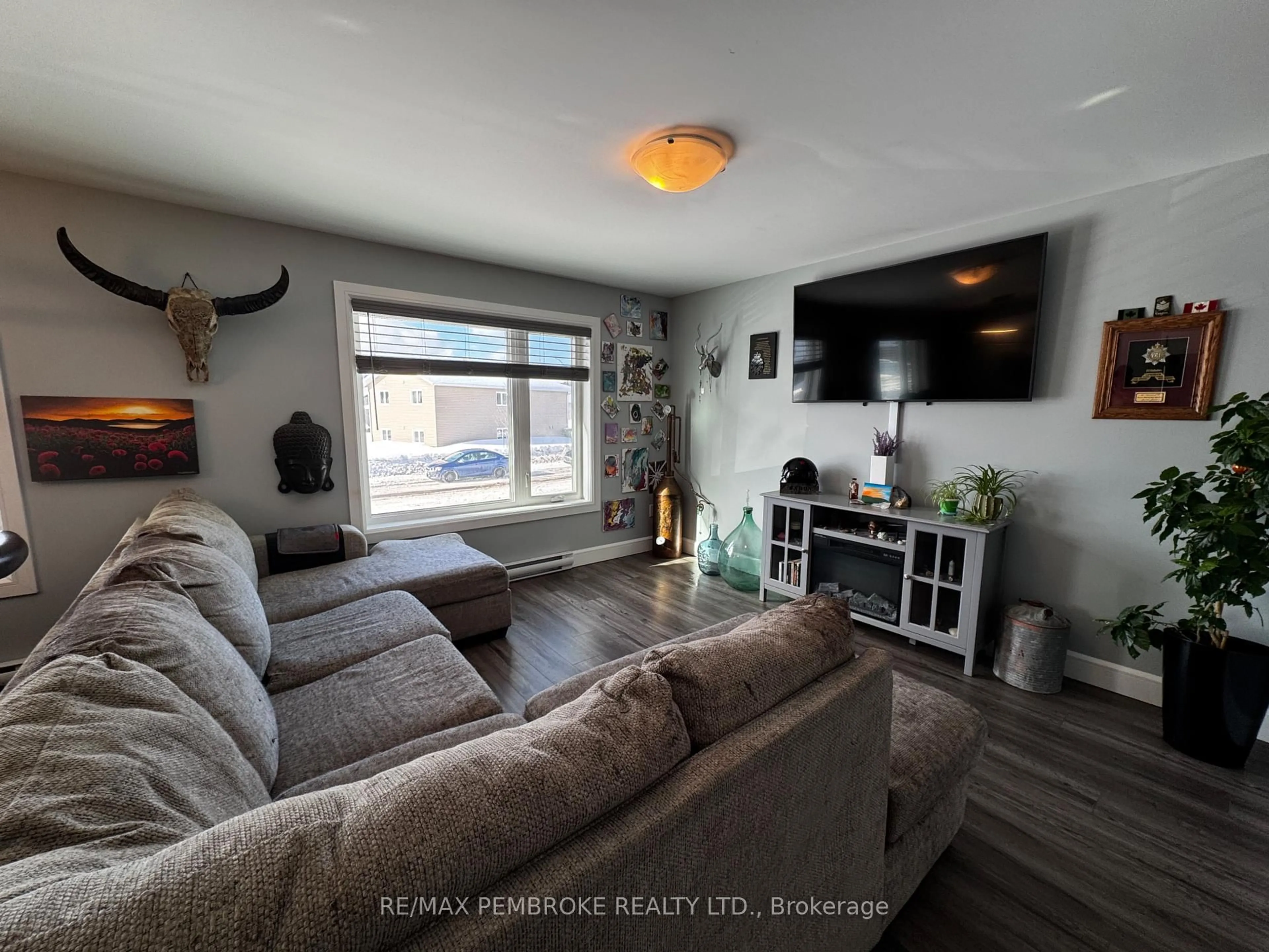 Living room with furniture, wood/laminate floor for 117 Chad St, Petawawa Ontario K8H 0G9