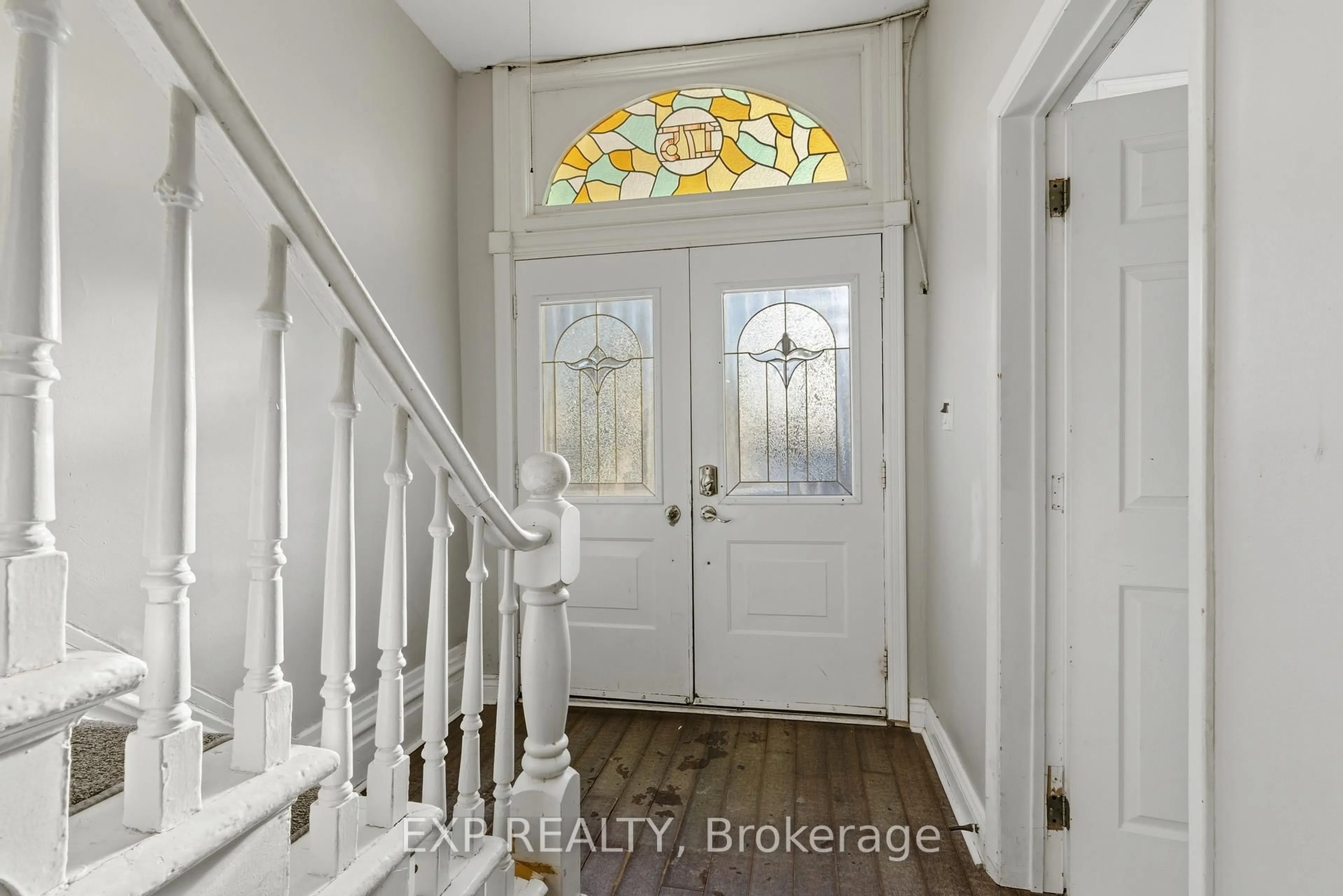 Indoor entryway for 175 King St, St. Catharines Ontario L2R 3J5