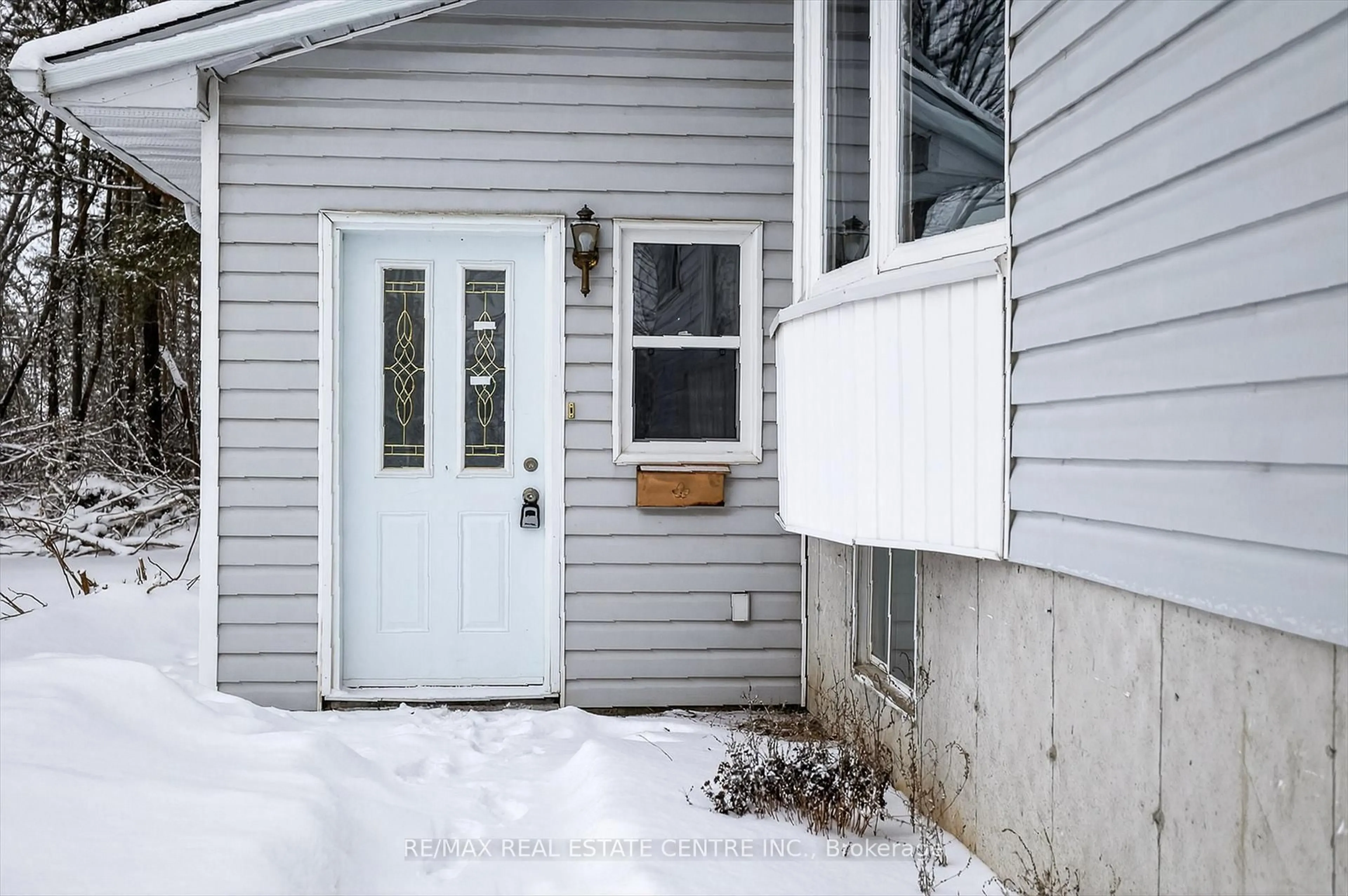 Indoor entryway for 2330 Elm Tree Rd, Kawartha Lakes Ontario K0M 1E0