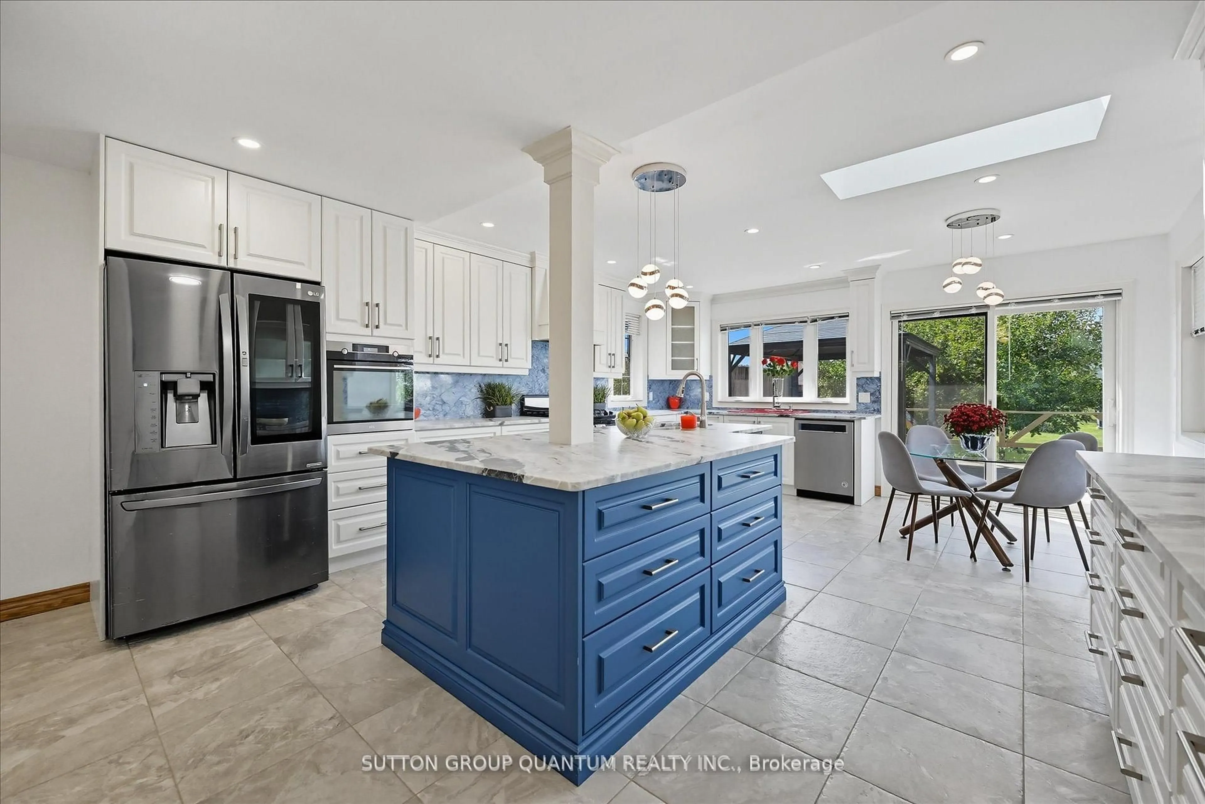 Open concept kitchen, ceramic/tile floor for 729 Winston Rd, Grimsby Ontario L3M 4E8