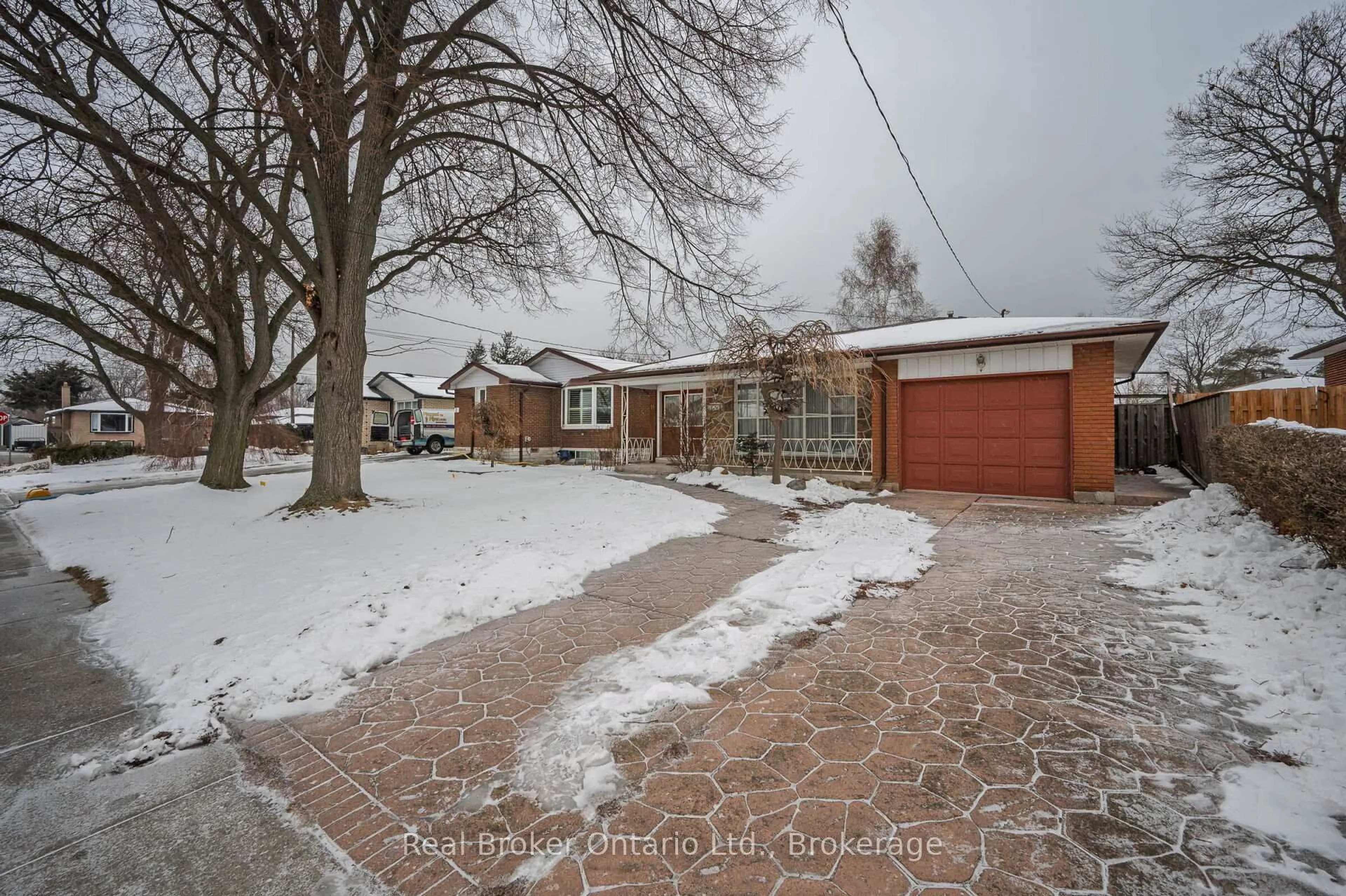 A pic from outside/outdoor area/front of a property/back of a property/a pic from drone, street for 11 Crystal Crt, Hamilton Ontario L8E 1M2