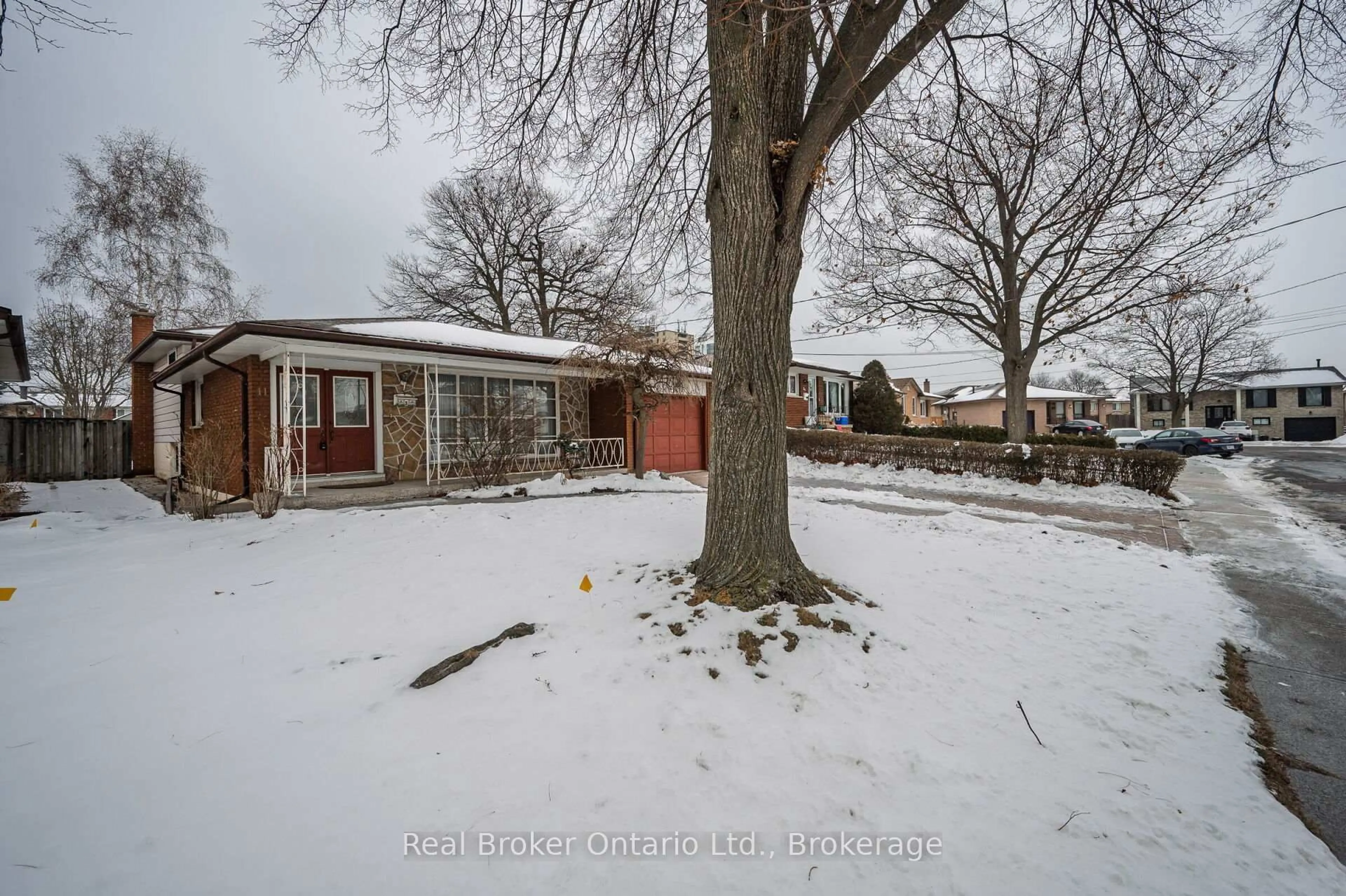 A pic from outside/outdoor area/front of a property/back of a property/a pic from drone, street for 11 Crystal Crt, Hamilton Ontario L8E 1M2