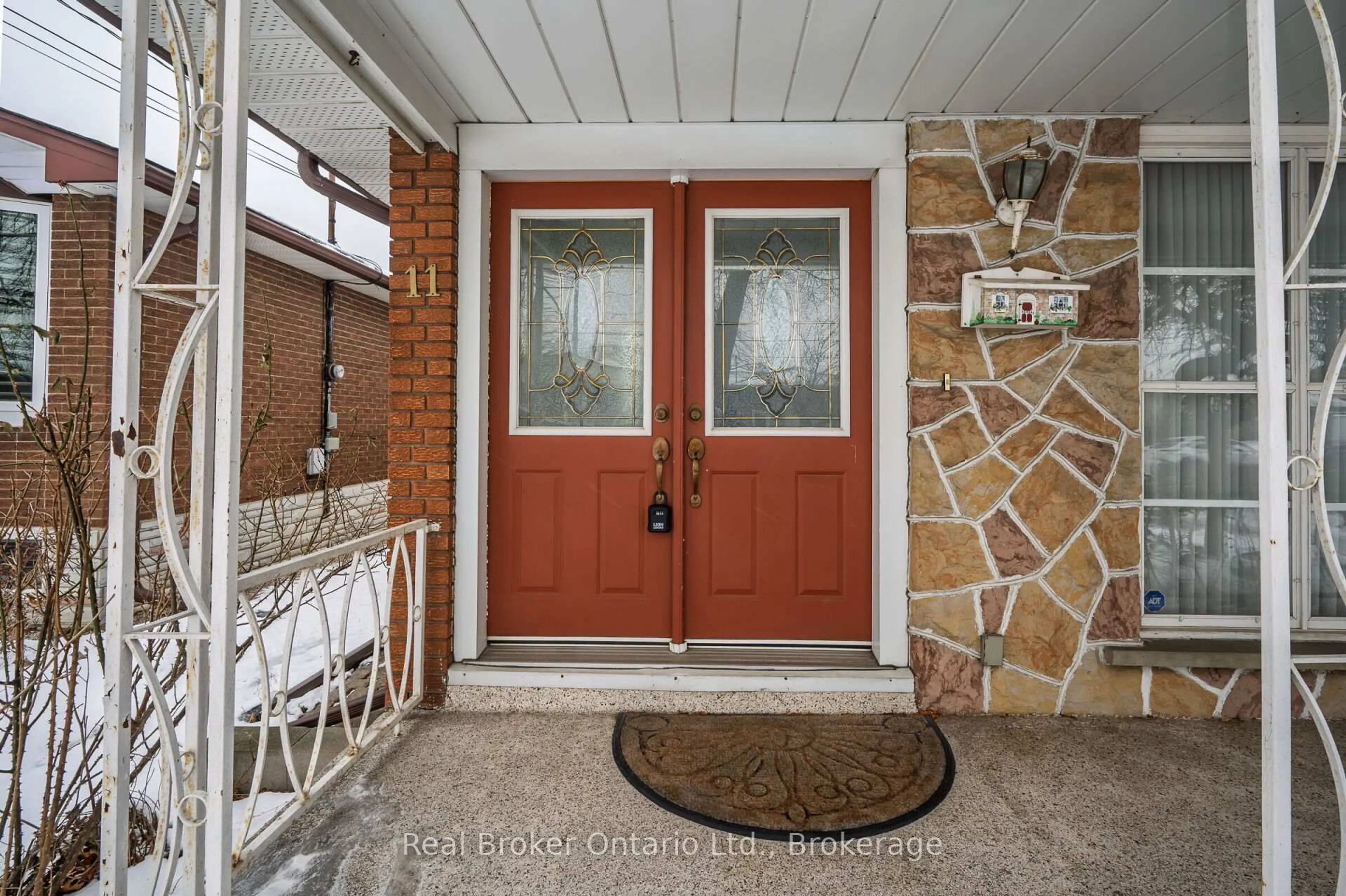 Indoor entryway for 11 Crystal Crt, Hamilton Ontario L8E 1M2