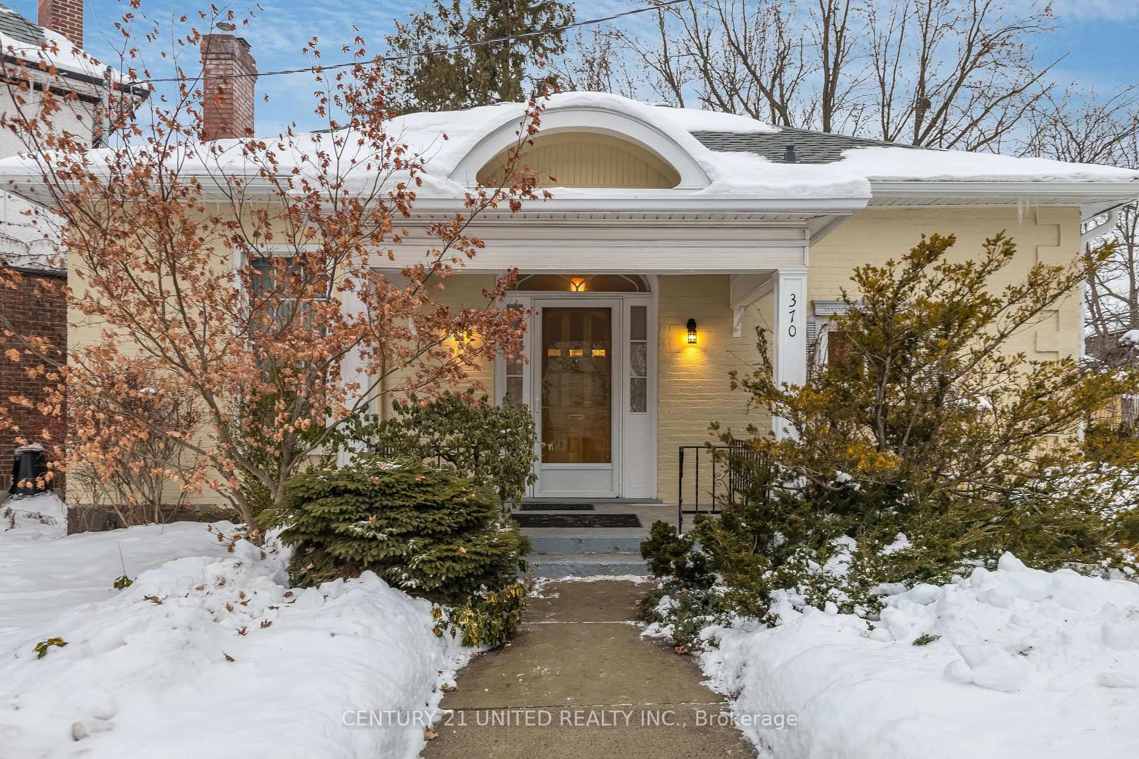 Indoor entryway for 370 Hunter St, Peterborough Ontario K9H 2M5