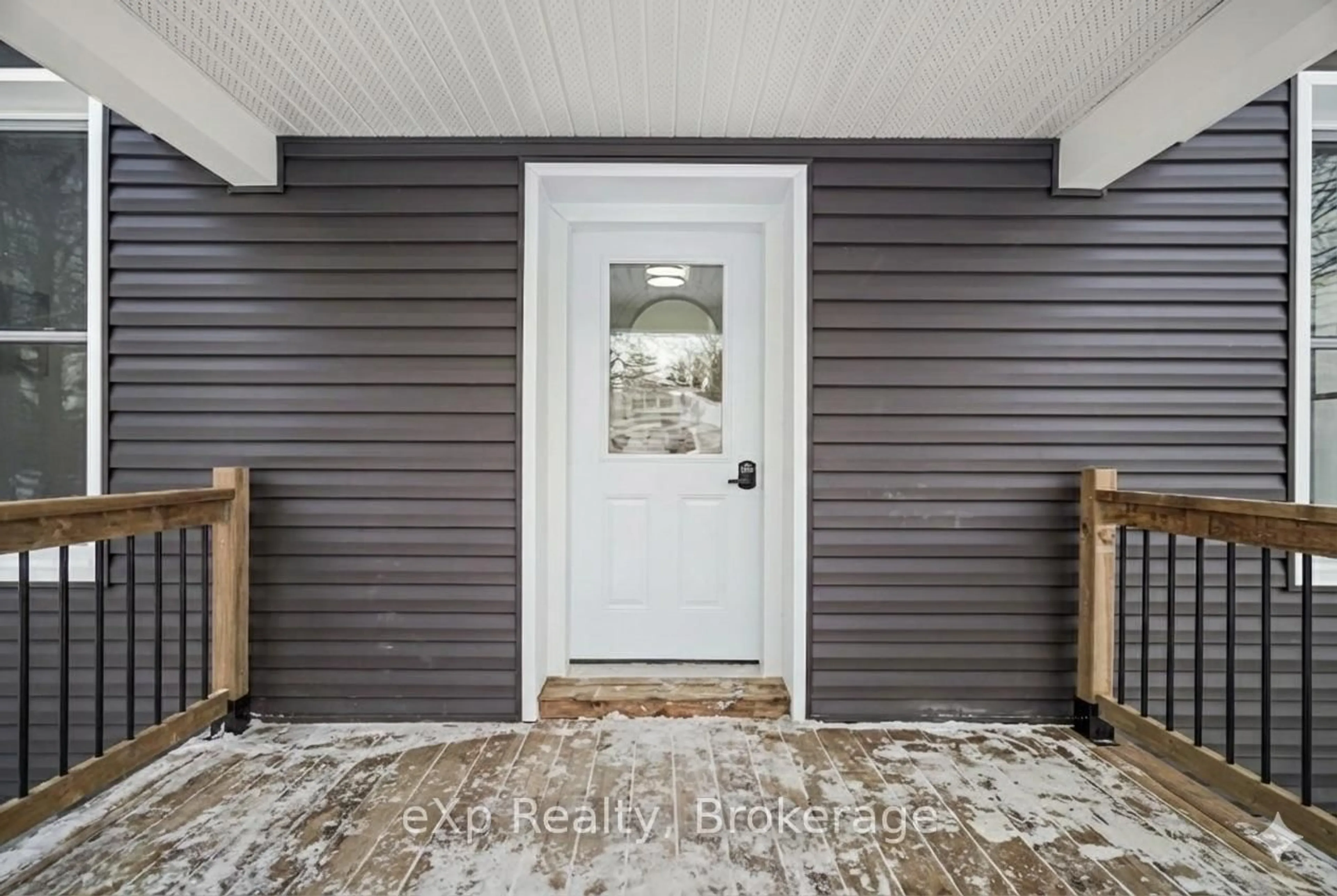 Indoor entryway for 40 Victoria St, Woodstock Ontario N4S 3J6