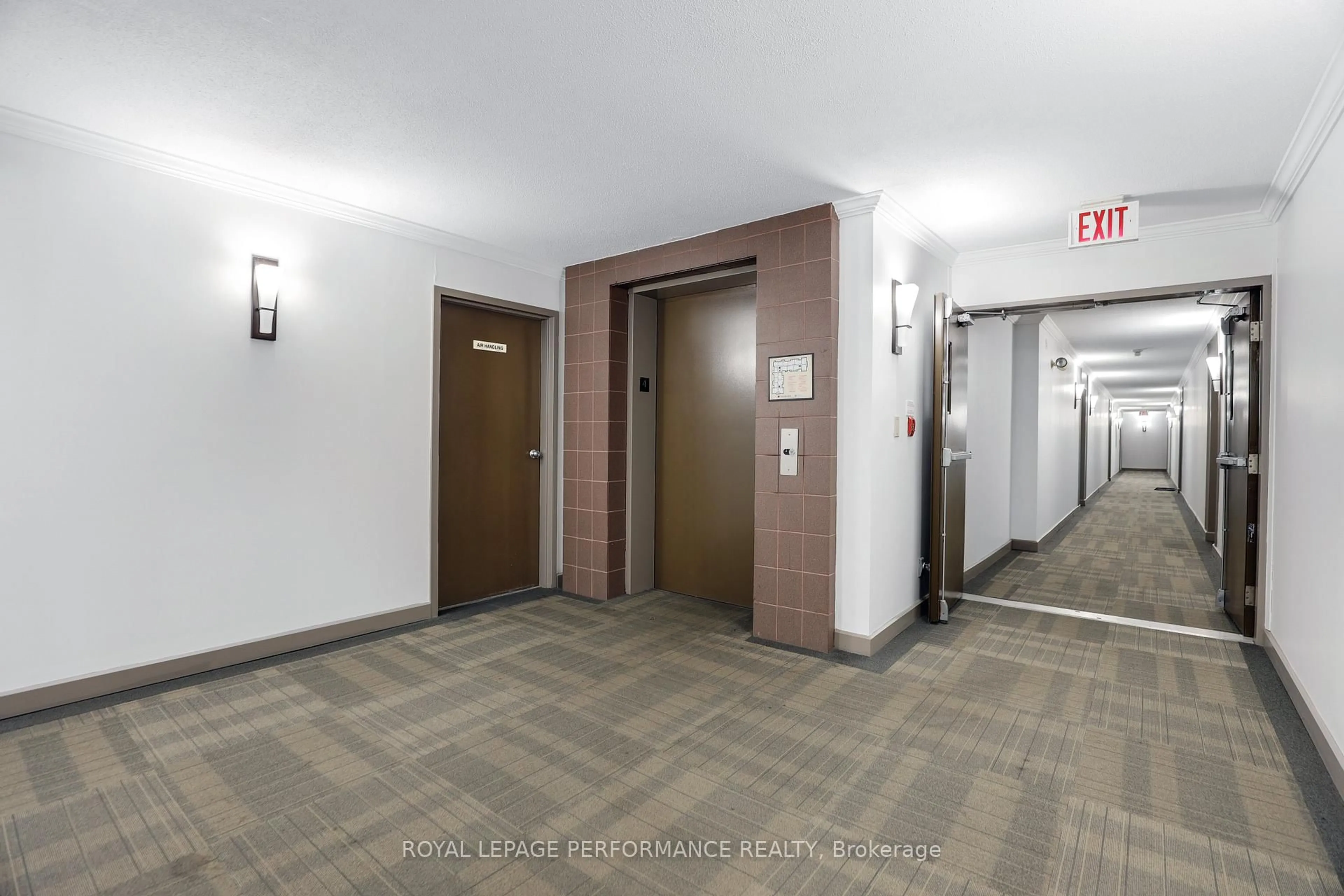 Indoor foyer for 280 Brittany Dr #412, Ottawa Ontario K1K 4M4