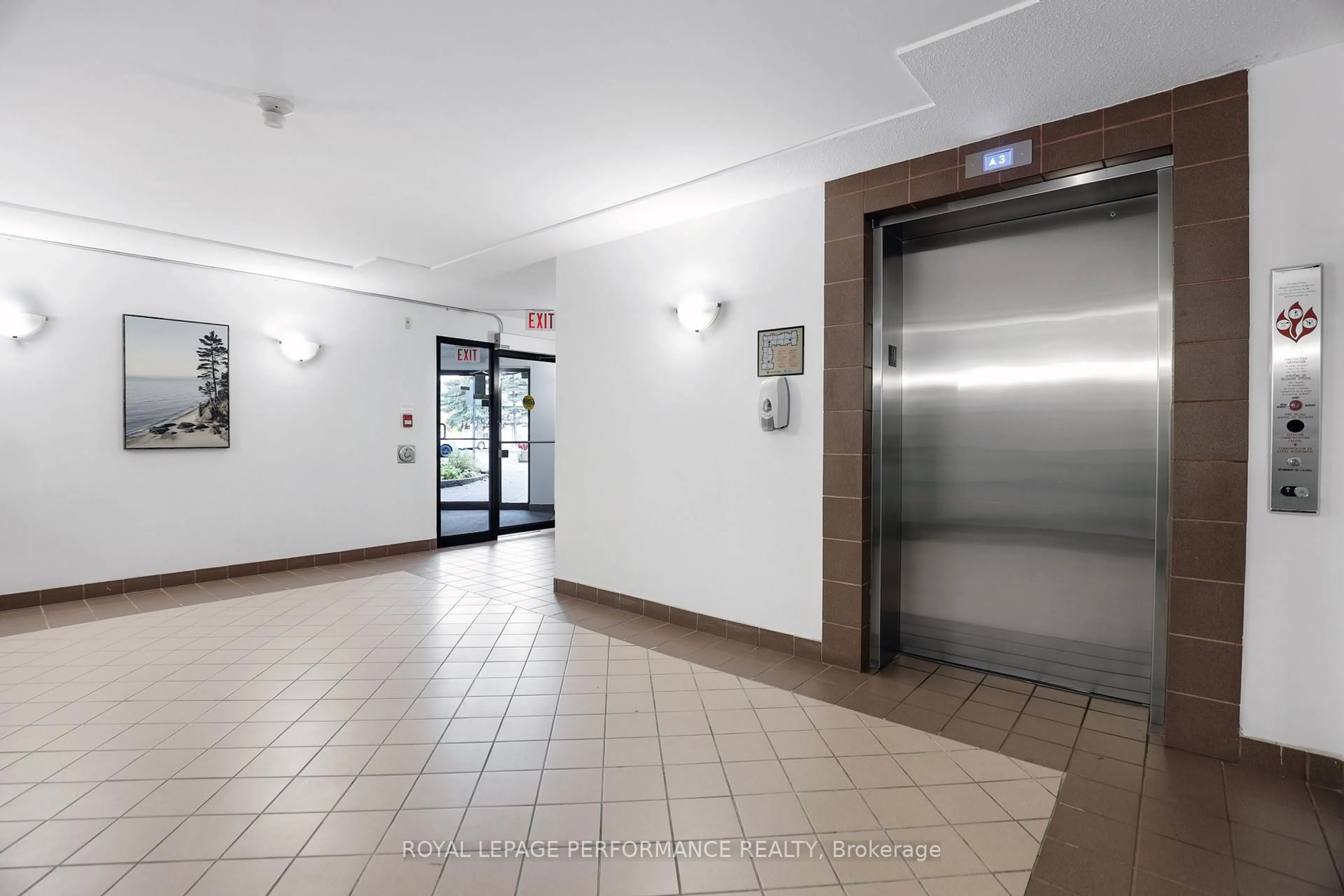 Indoor foyer for 280 Brittany Dr #412, Ottawa Ontario K1K 4M4