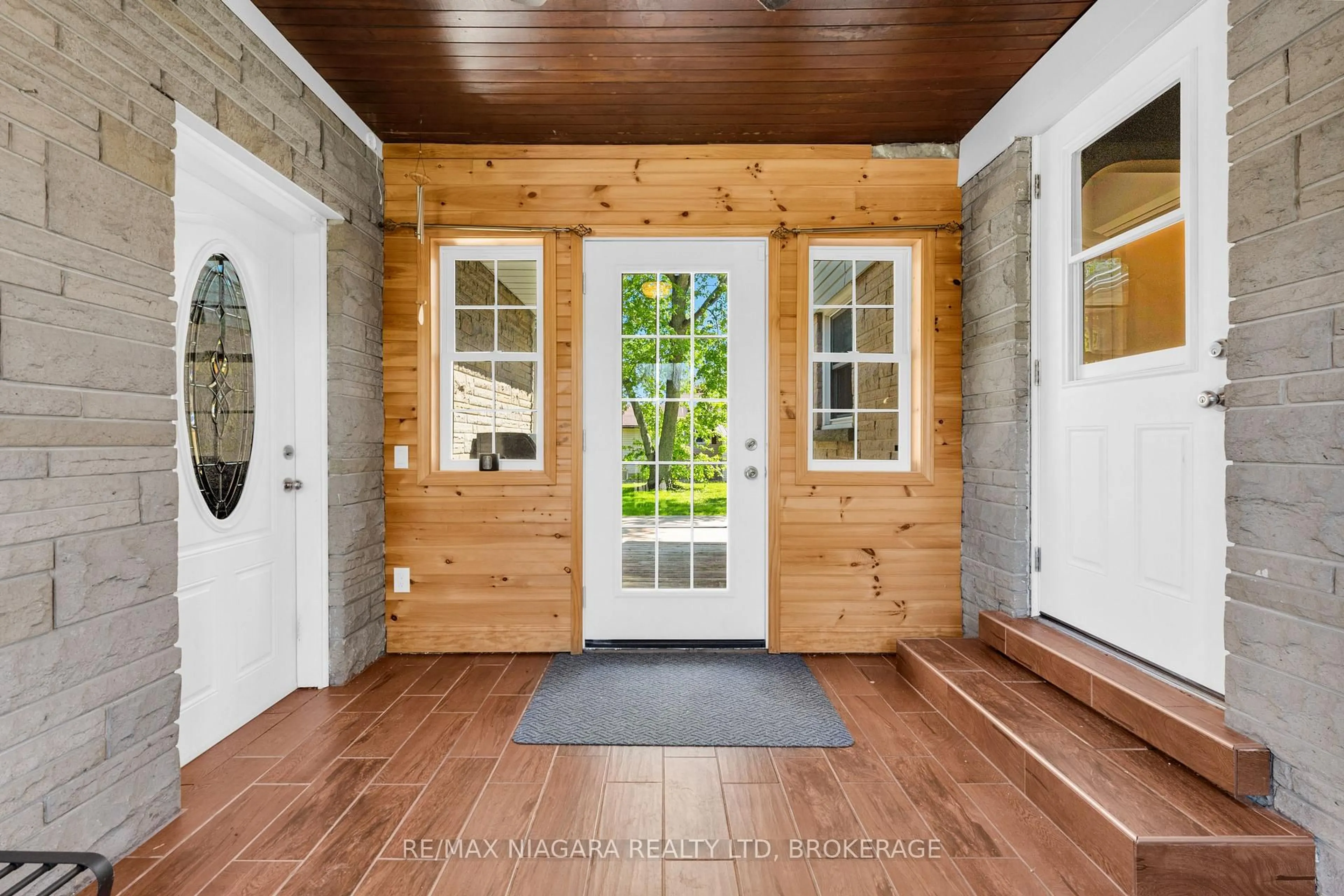 Indoor entryway for 993 Bertie St, Fort Erie Ontario L2A 1Z7