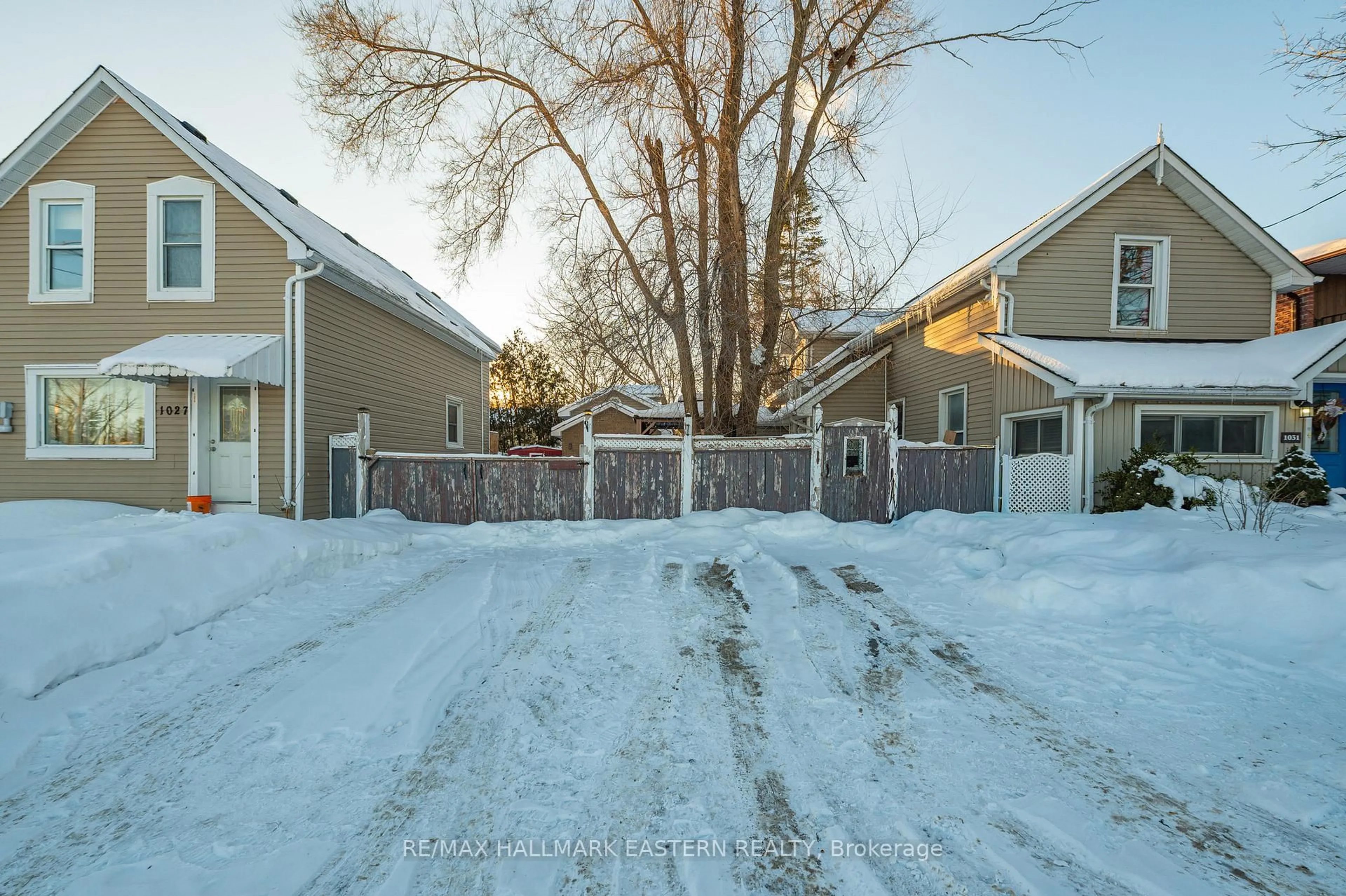 A pic from outside/outdoor area/front of a property/back of a property/a pic from drone, street for 1031 High St, Peterborough Ontario K9J 5R8