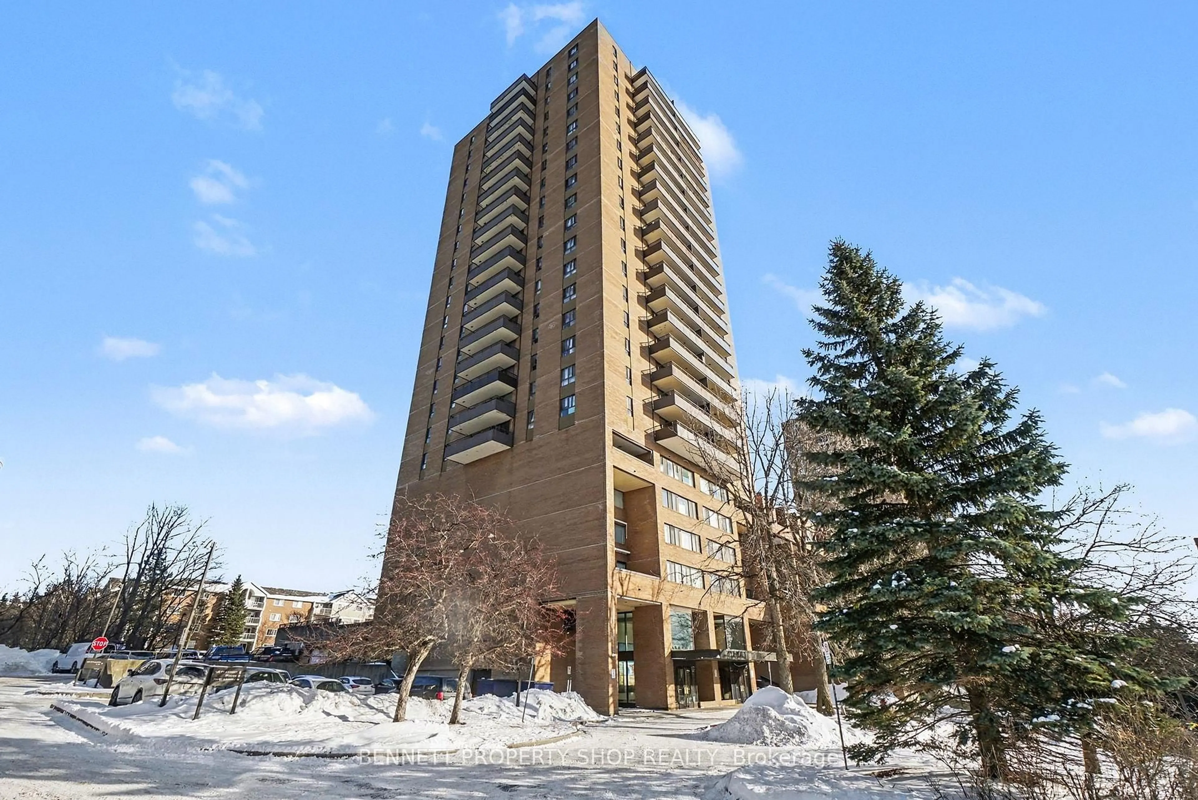 Indoor foyer for 505 St Laurent Blvd #1402, Ottawa Ontario K1K 3X4