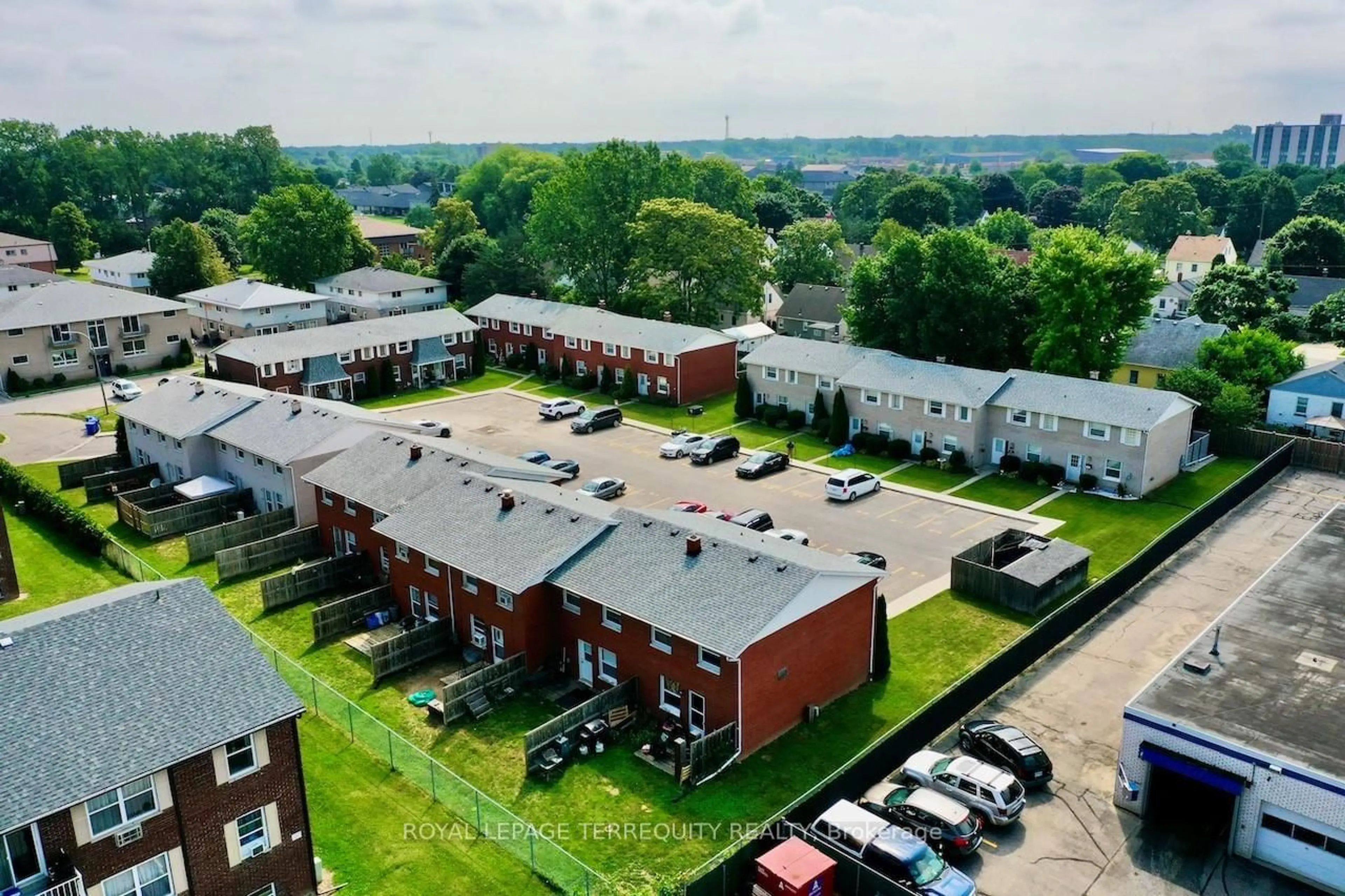 A pic from outside/outdoor area/front of a property/back of a property/a pic from drone, unknown for 12 Orchard Pl, Chatham-Kent Ontario N7M 1A6