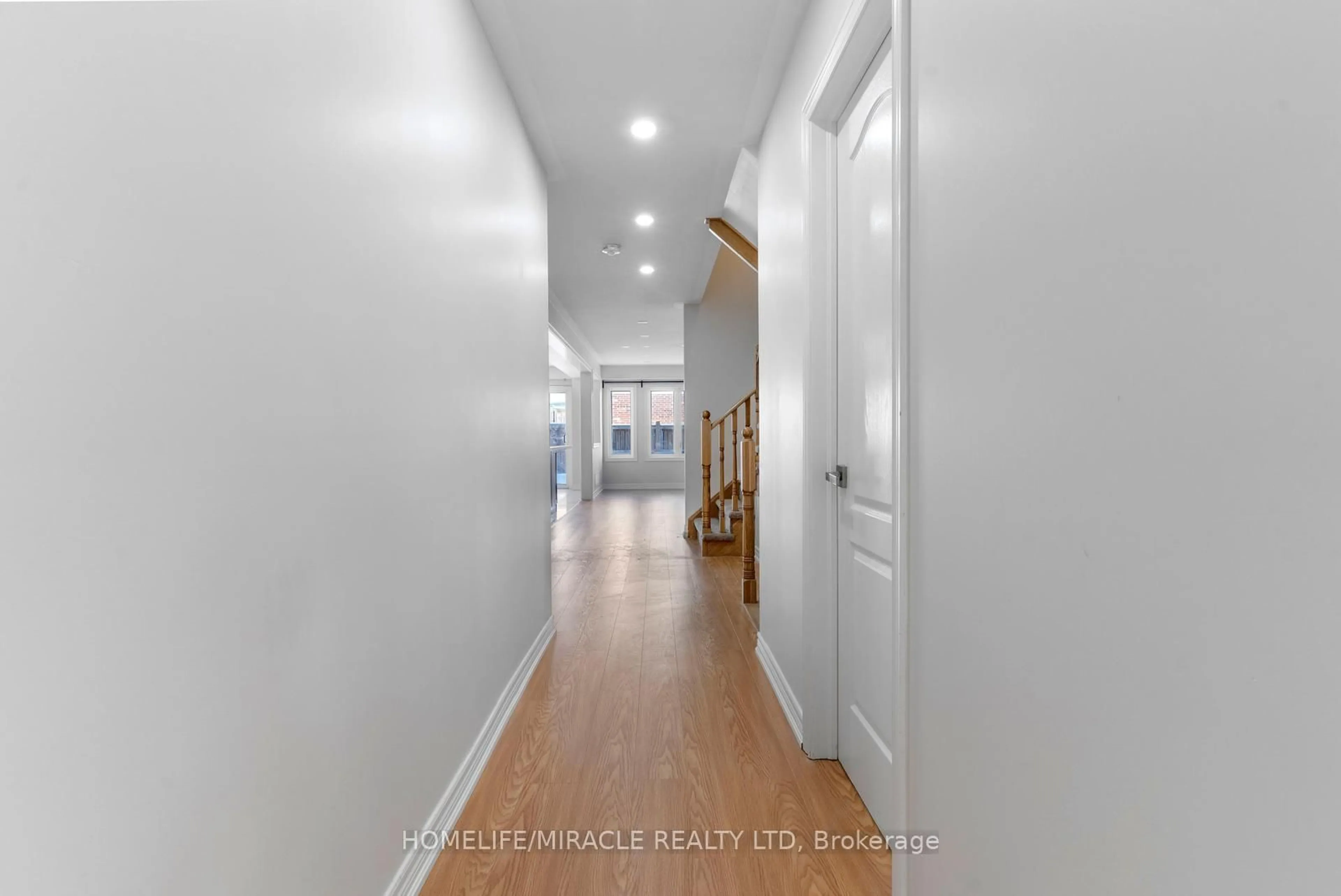 Indoor foyer for 570 Linden Dr, Cambridge Ontario N3H 0C9