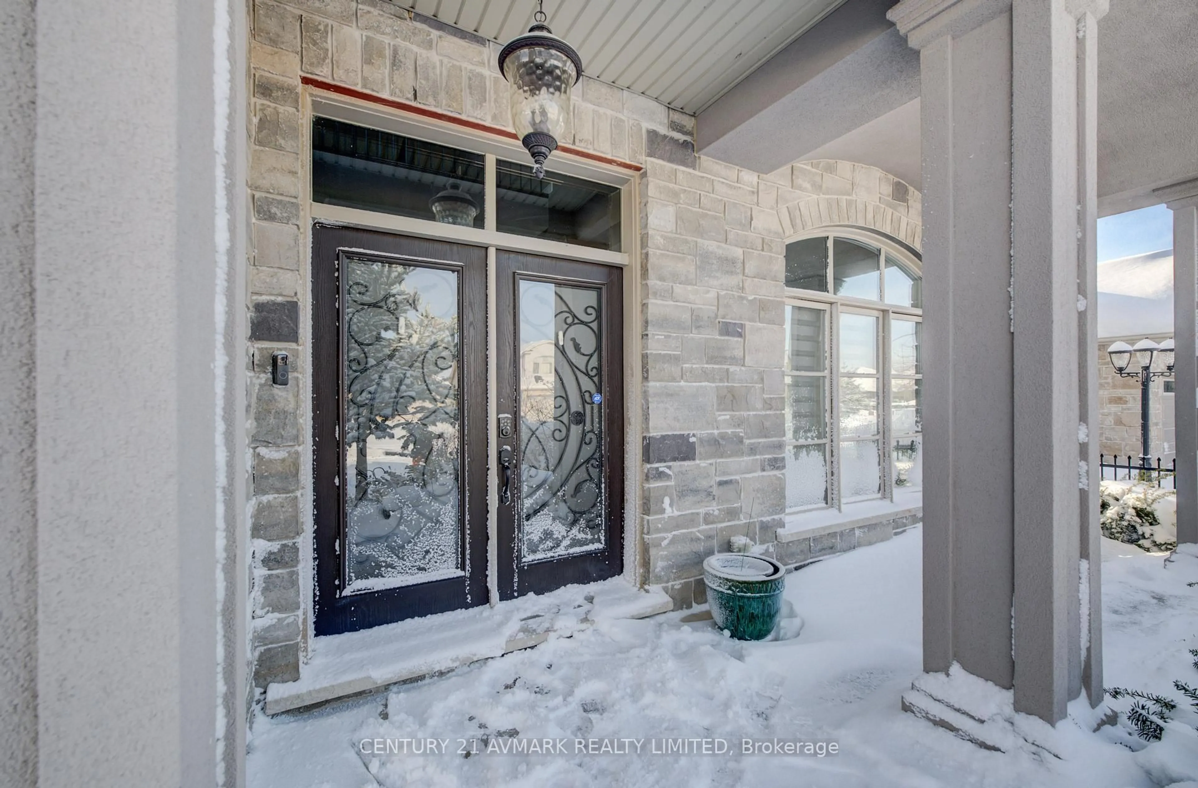 Indoor entryway for 9208 Hendershot Blvd, Niagara Falls Ontario L2H 0E3