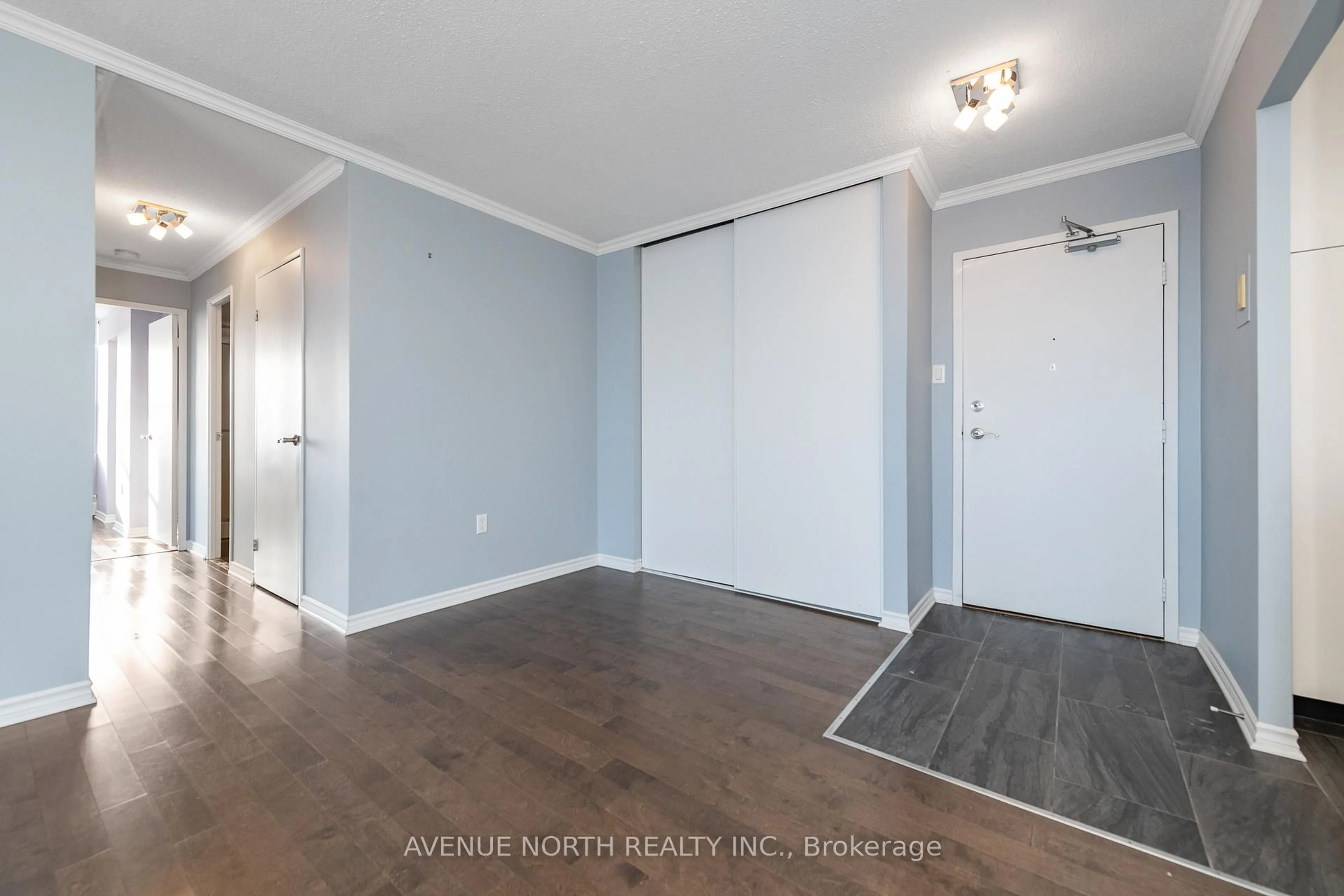 Indoor entryway for 2400 Virginia Dr #503, Ottawa Ontario K1H 8L3