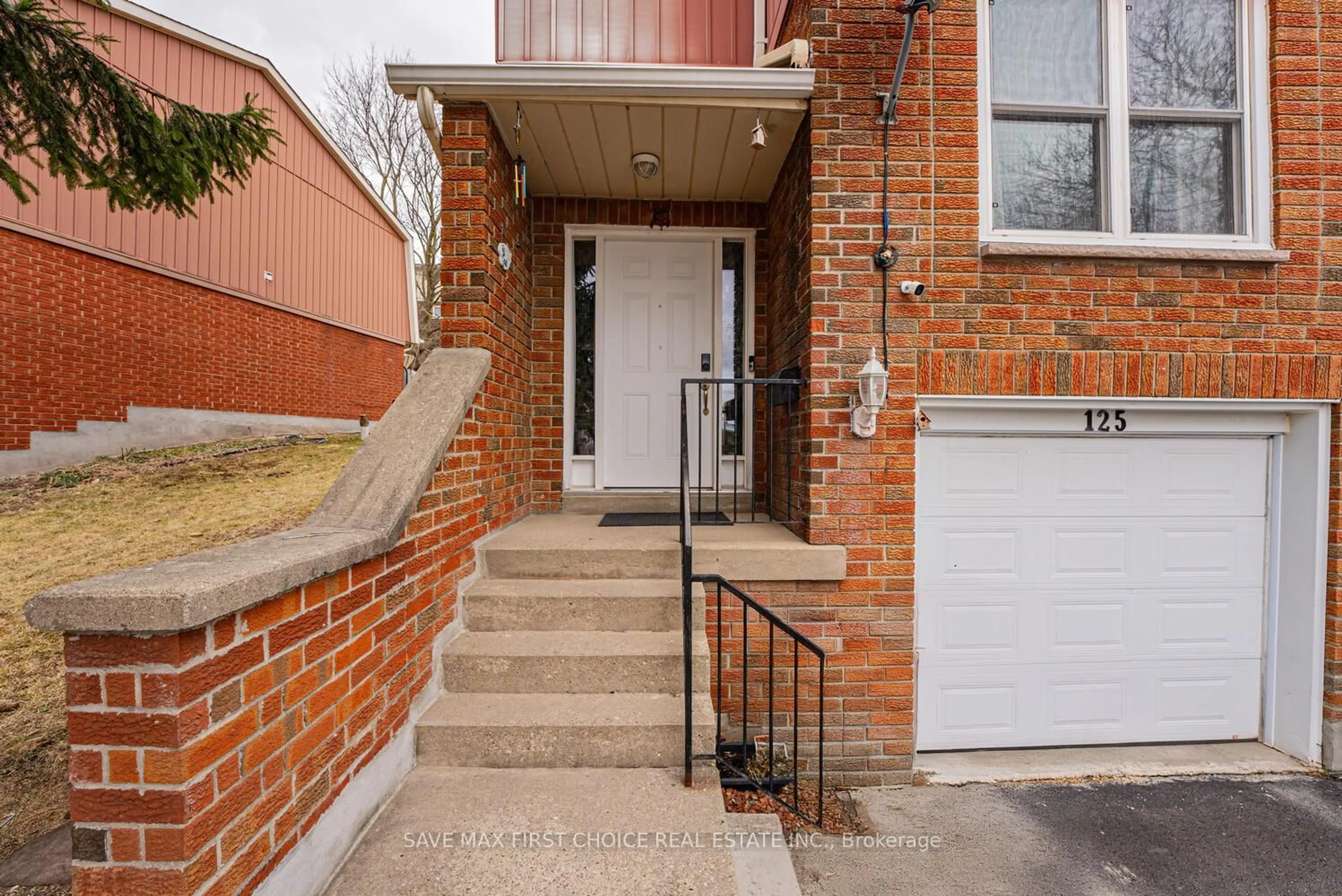 Indoor entryway for 125 DOVERCLIFFE Rd, Guelph Ontario N1G 3A5