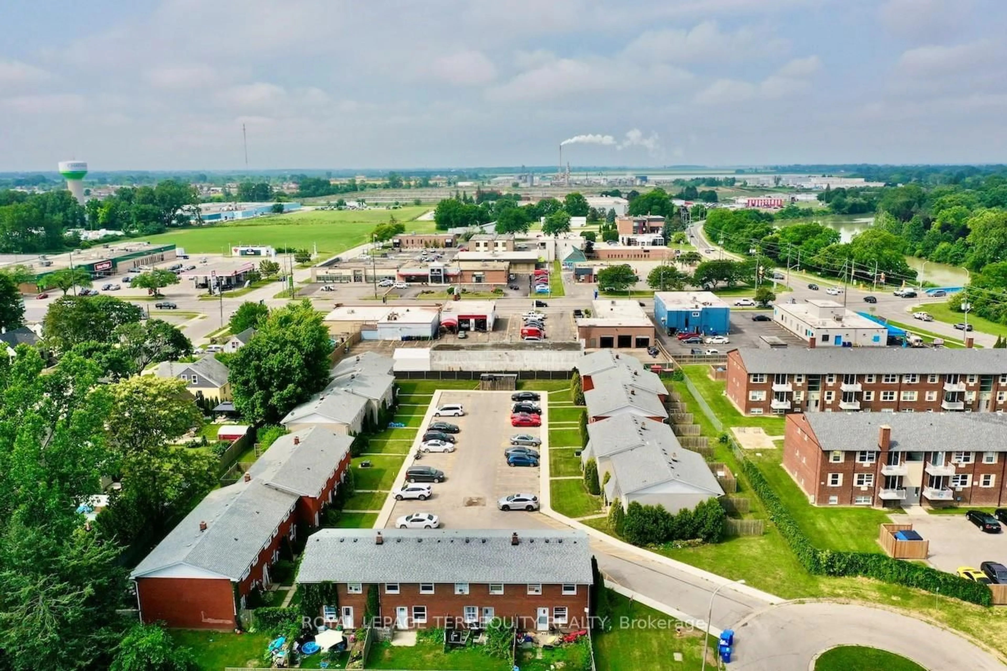 A pic from outside/outdoor area/front of a property/back of a property/a pic from drone, unknown for 37 Orchard Pl, Chatham-Kent Ontario N7M 1A6