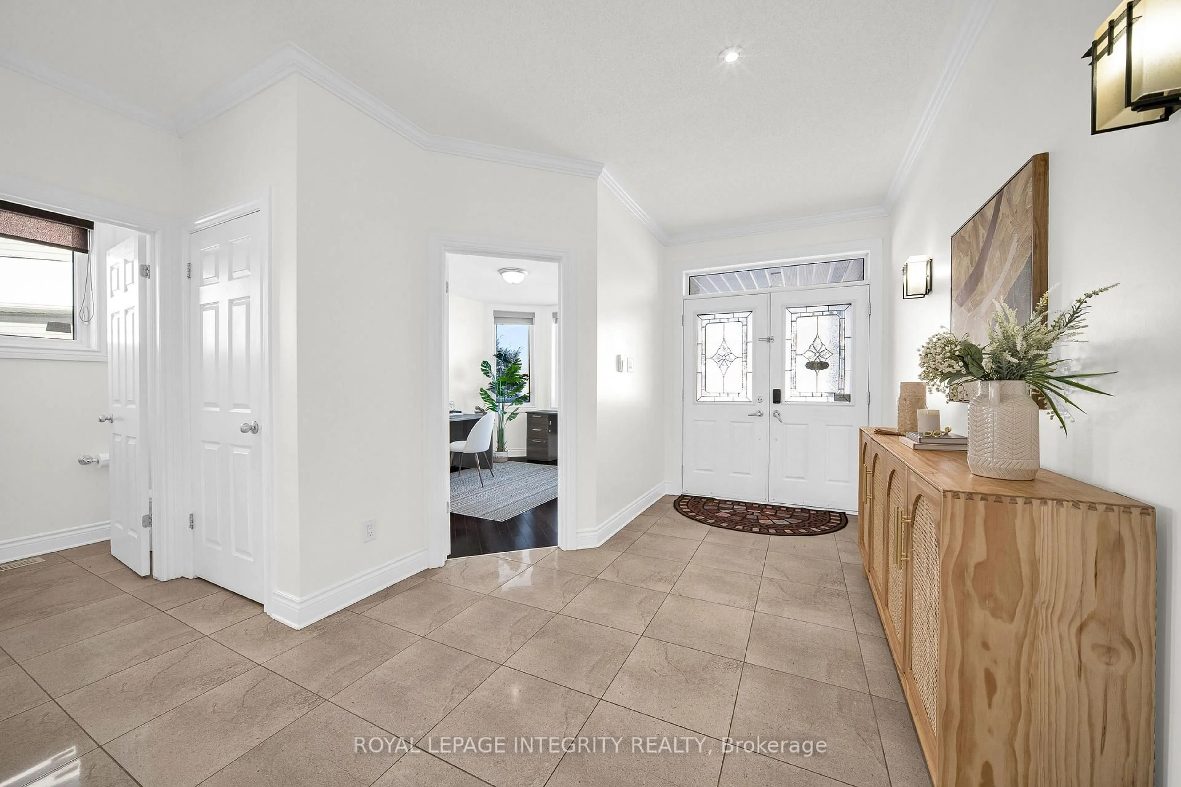 Indoor entryway for 609 New Liskeard Cres, Ottawa Ontario K2J 0N4