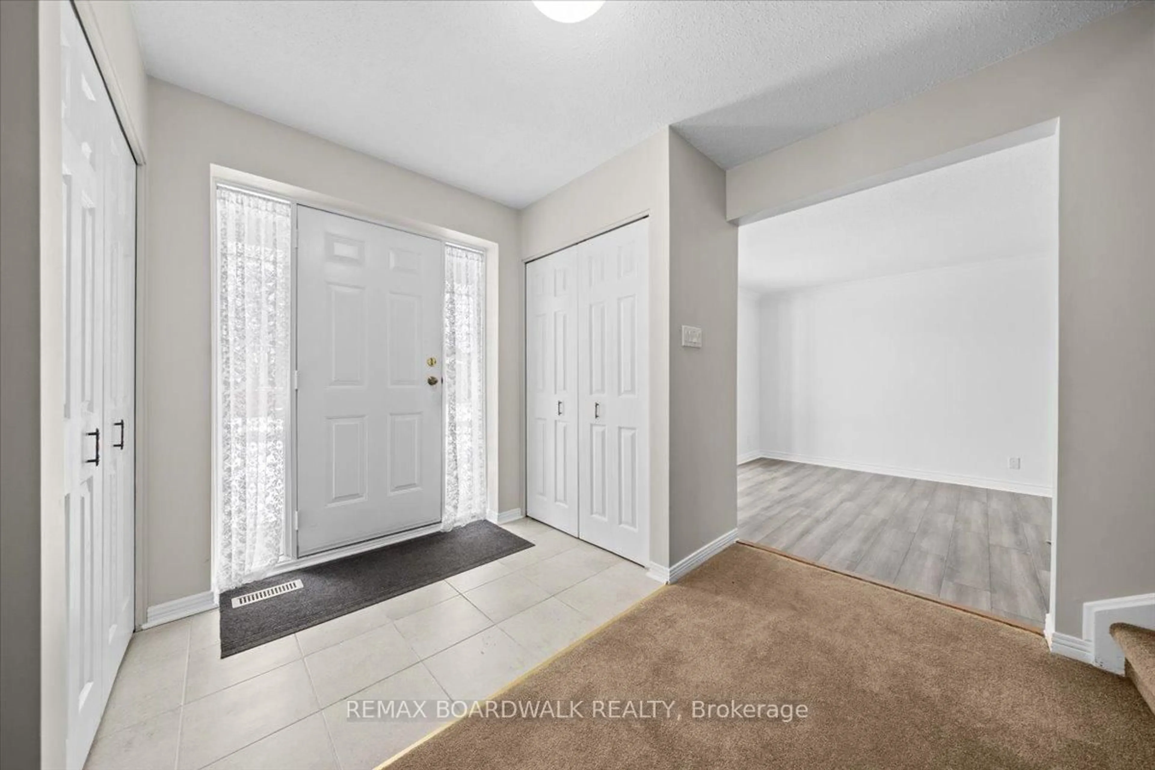 Indoor entryway for 91 Mccurdy Dr, Kanata Ontario K2L 2N6