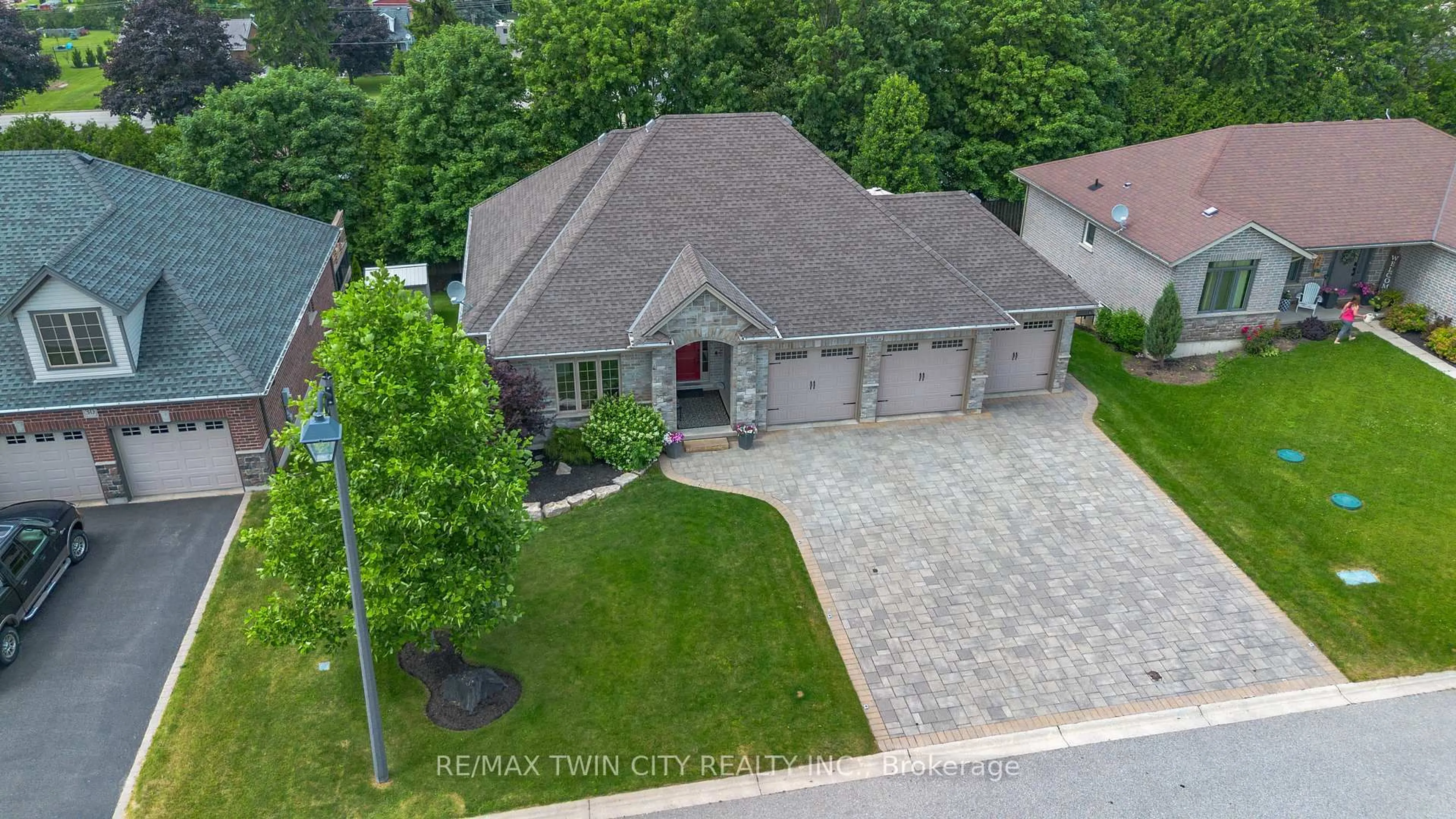 A pic from outside/outdoor area/front of a property/back of a property/a pic from drone, street for 28 Graydon Dr, South-West Oxford Ontario N0J 1N0