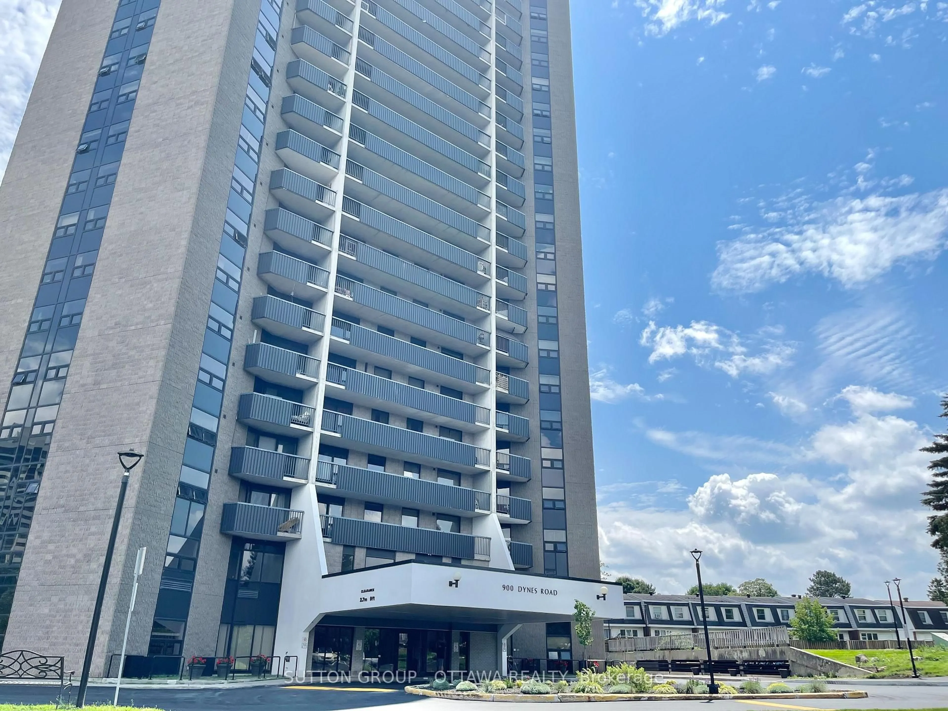 Indoor foyer for 900 Dynes Rd #1908, Ottawa Ontario K2C 3L6