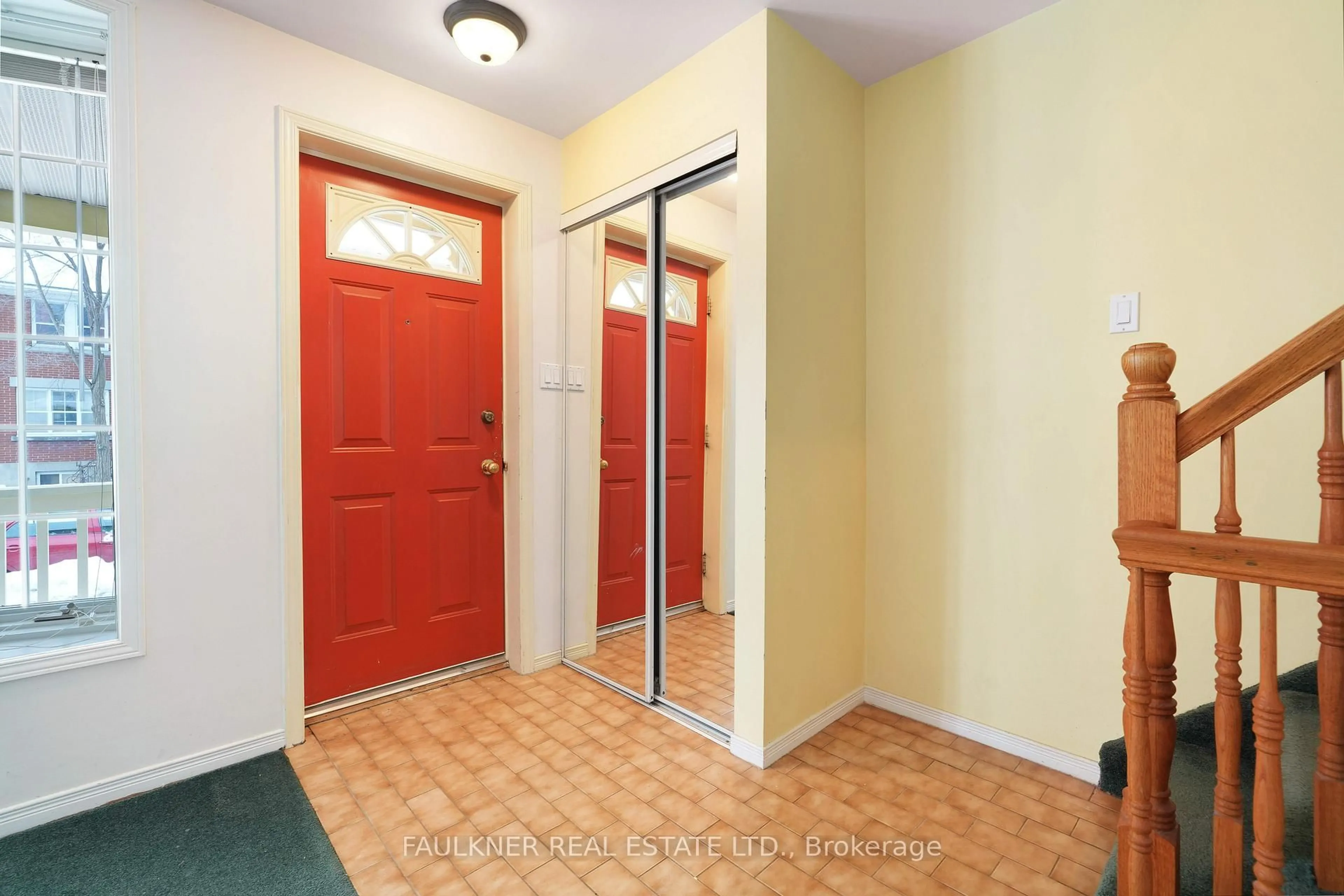Indoor entryway for 147 McGillivray St, Ottawa Ontario K1S 1K5