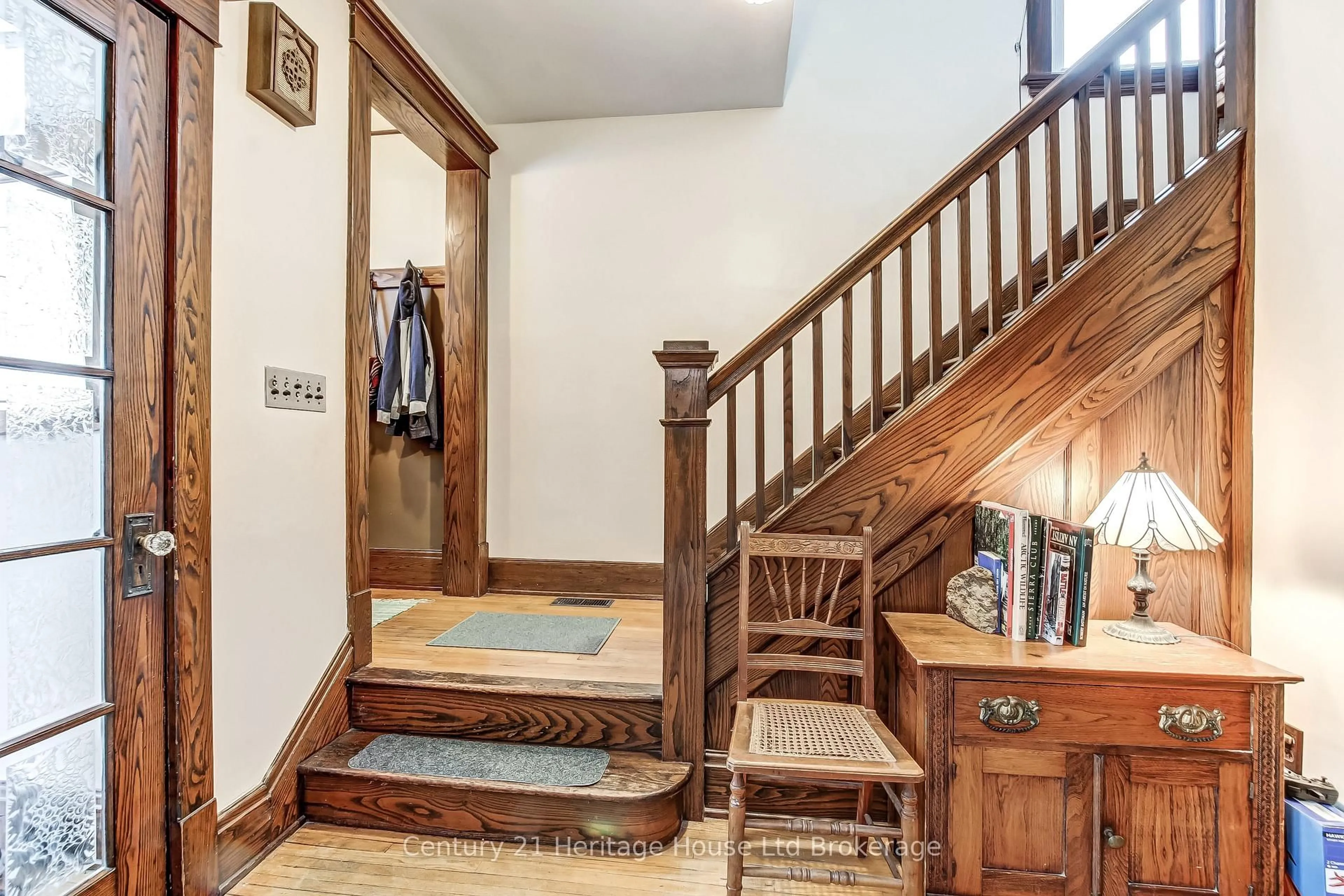 Indoor foyer for 509 Hatch St, Woodstock Ontario N4S 1N4