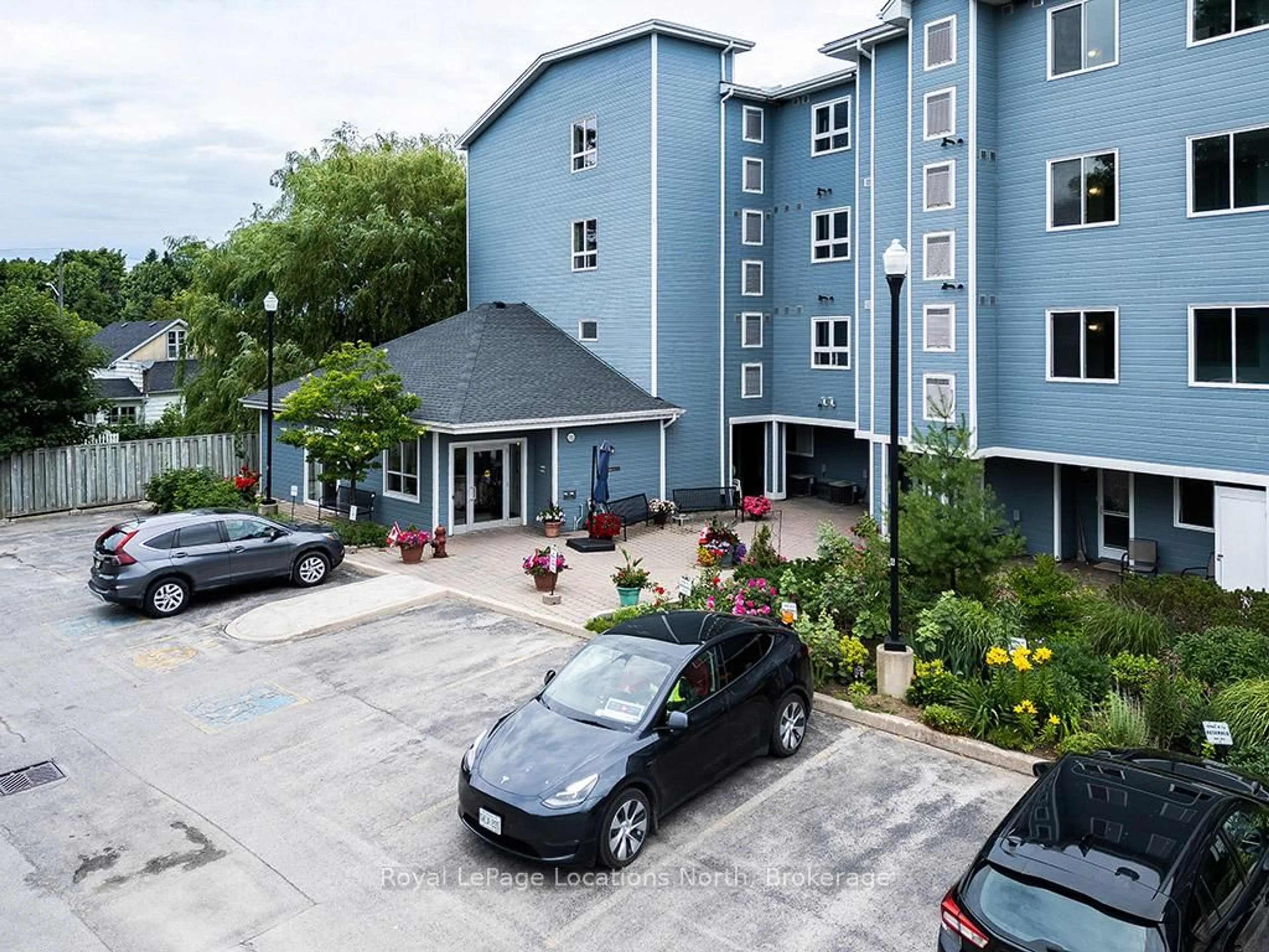 A pic from outside/outdoor area/front of a property/back of a property/a pic from drone, building for 34 Bayfield St #402, Meaford Ontario N4L 1Y2