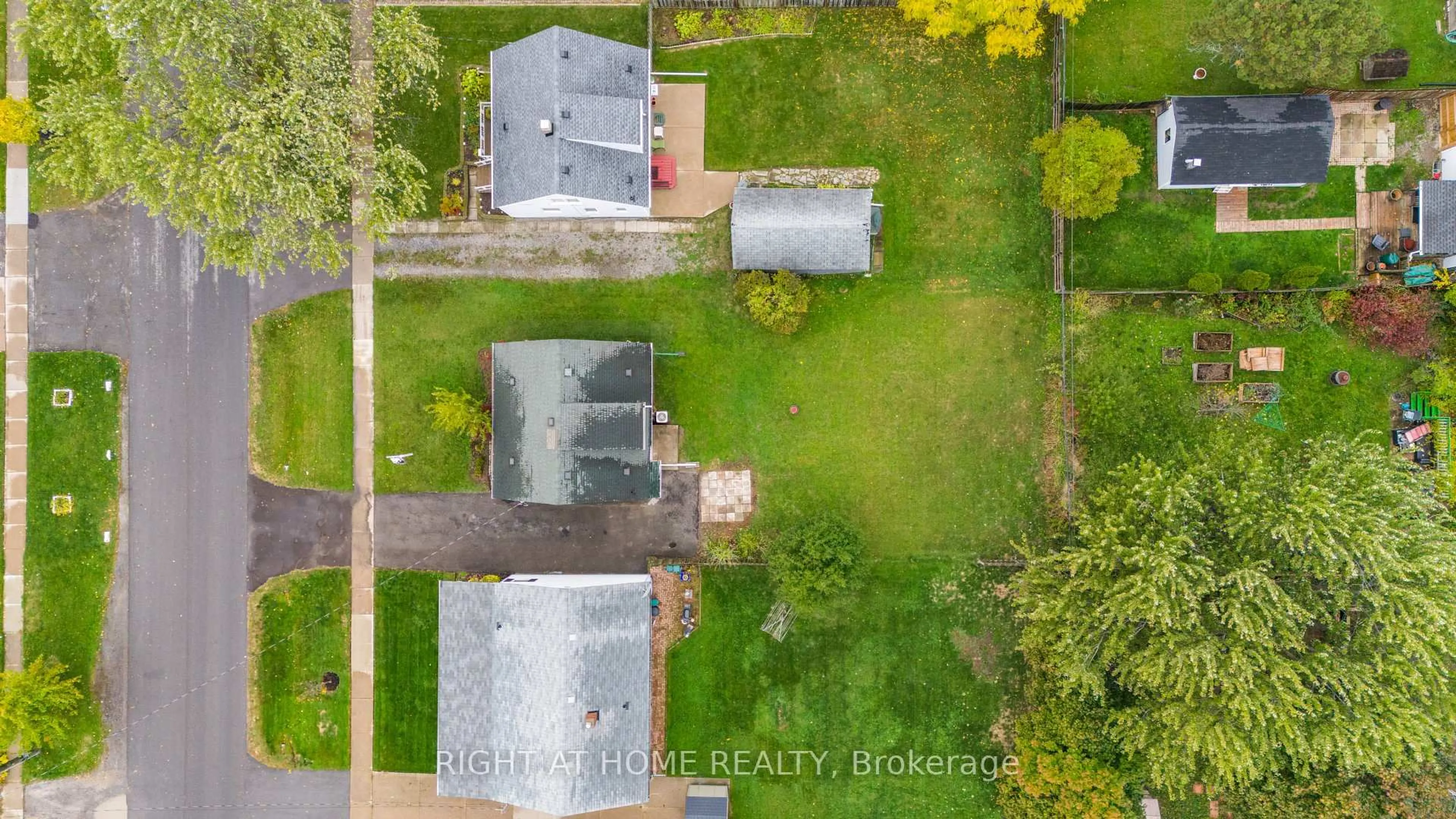 A pic from outside/outdoor area/front of a property/back of a property/a pic from drone, street for 9 Admiral Rd, St. Catharines Ontario L2P 1G4