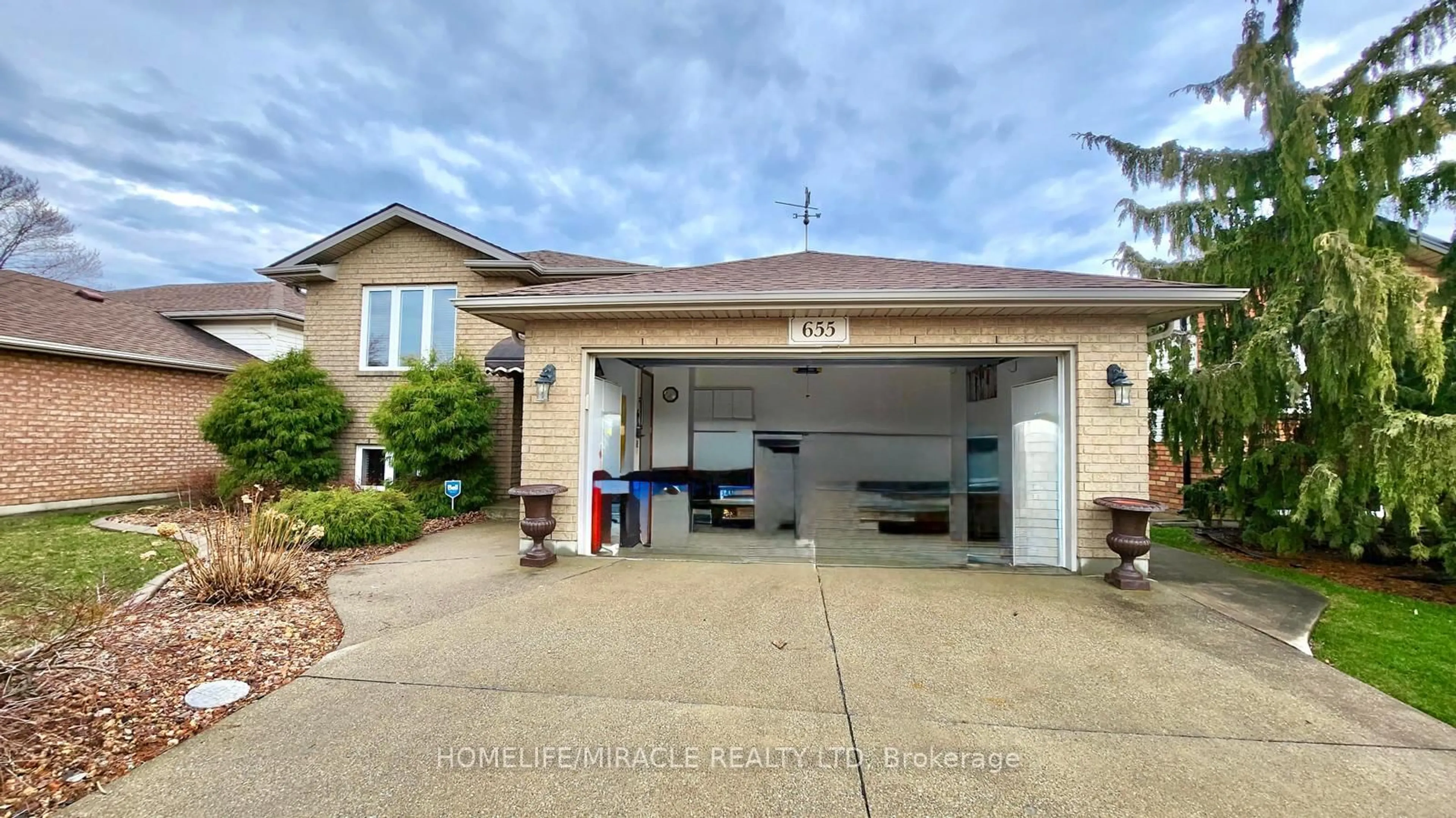 Indoor garage for 655 Alpenrose Crt, Windsor Ontario N9G 2X7